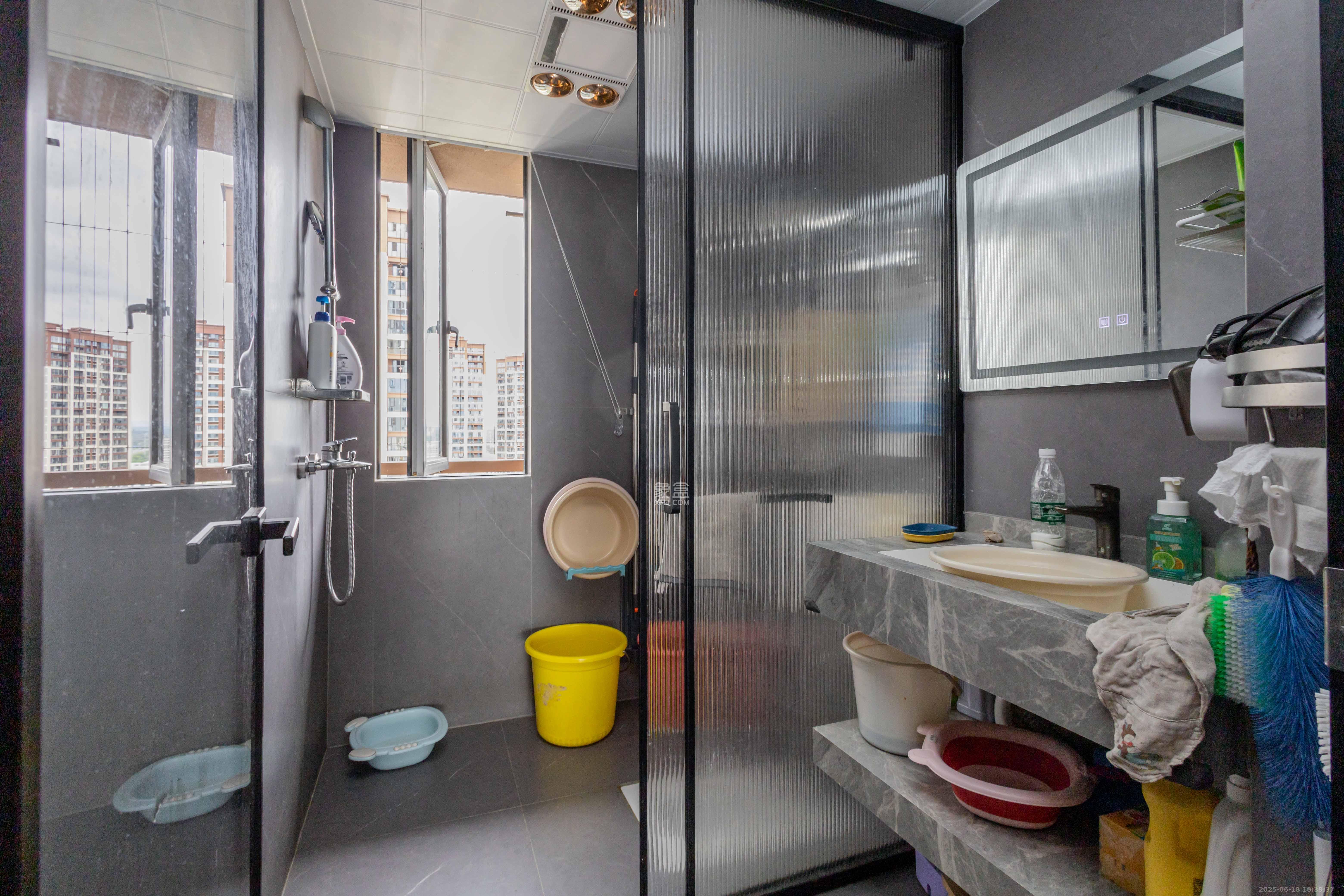 华远海蓝郡  3室2厅2卫    82.0万 华远海蓝郡  3室2厅2卫    82.0万卫生间