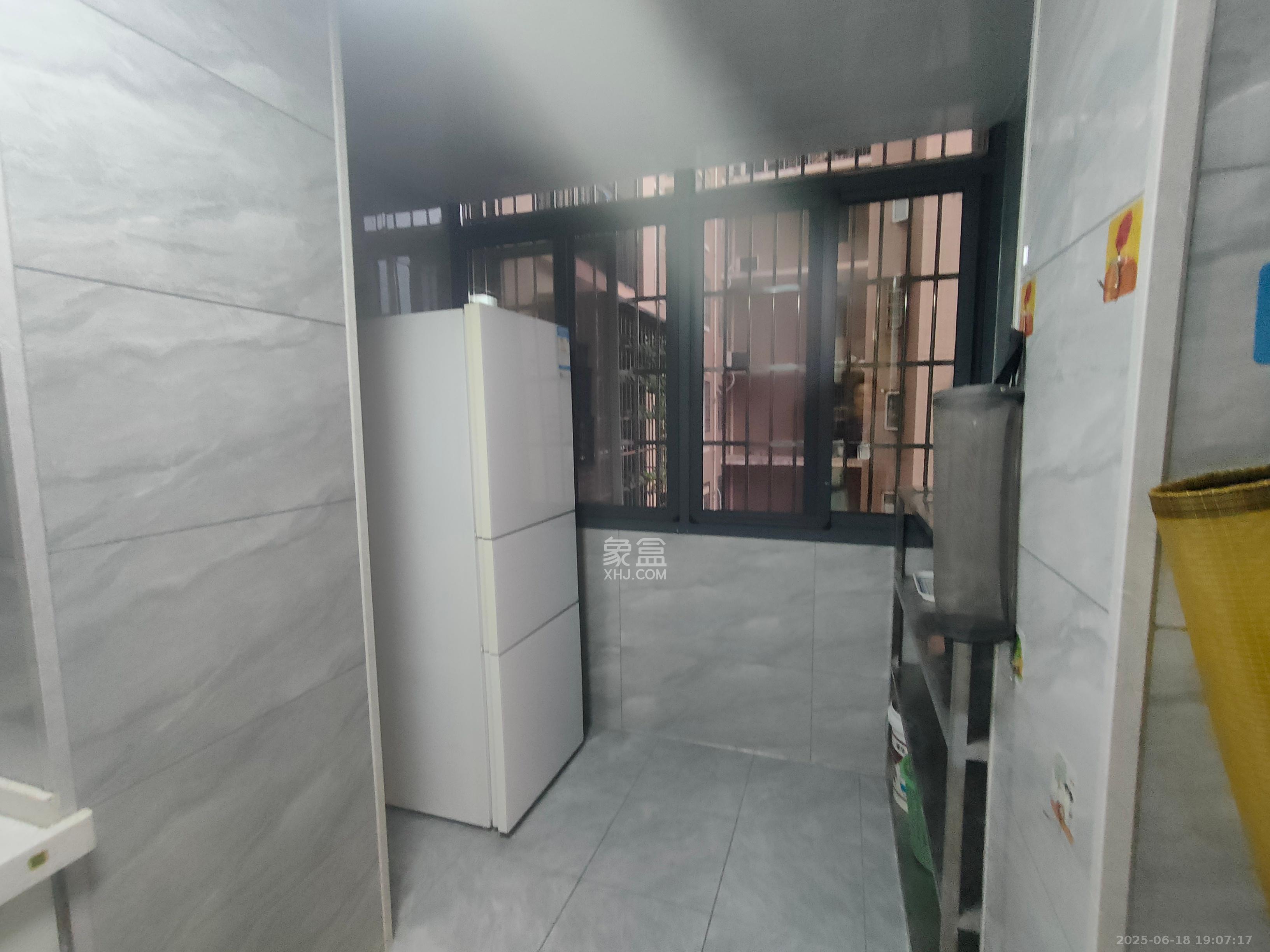 和沁园  3室2厅1卫   1800.00元/月室内图