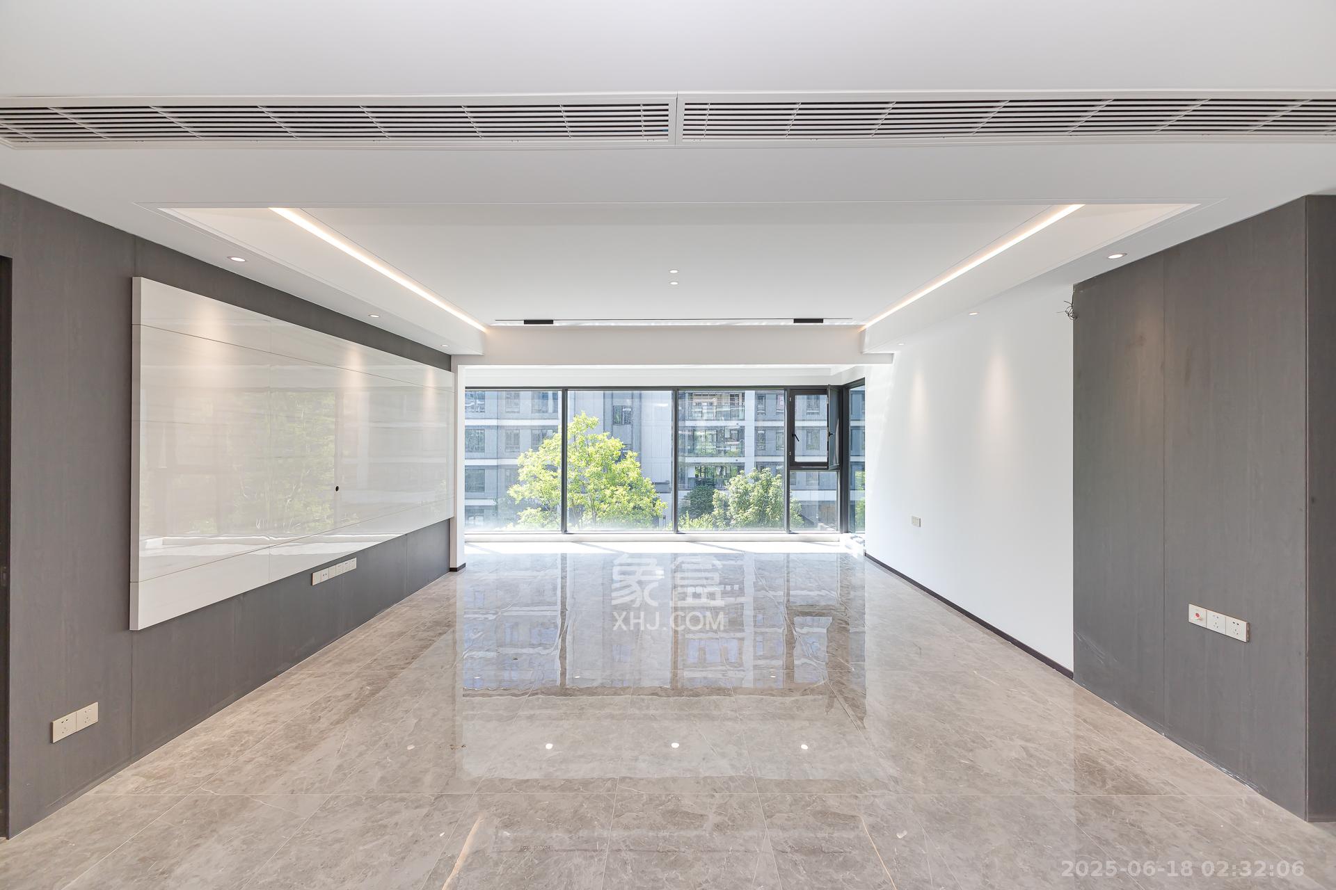 嘉臣道  4室2厅3卫    305.0万 嘉臣道  4室2厅3卫    305.0万客厅