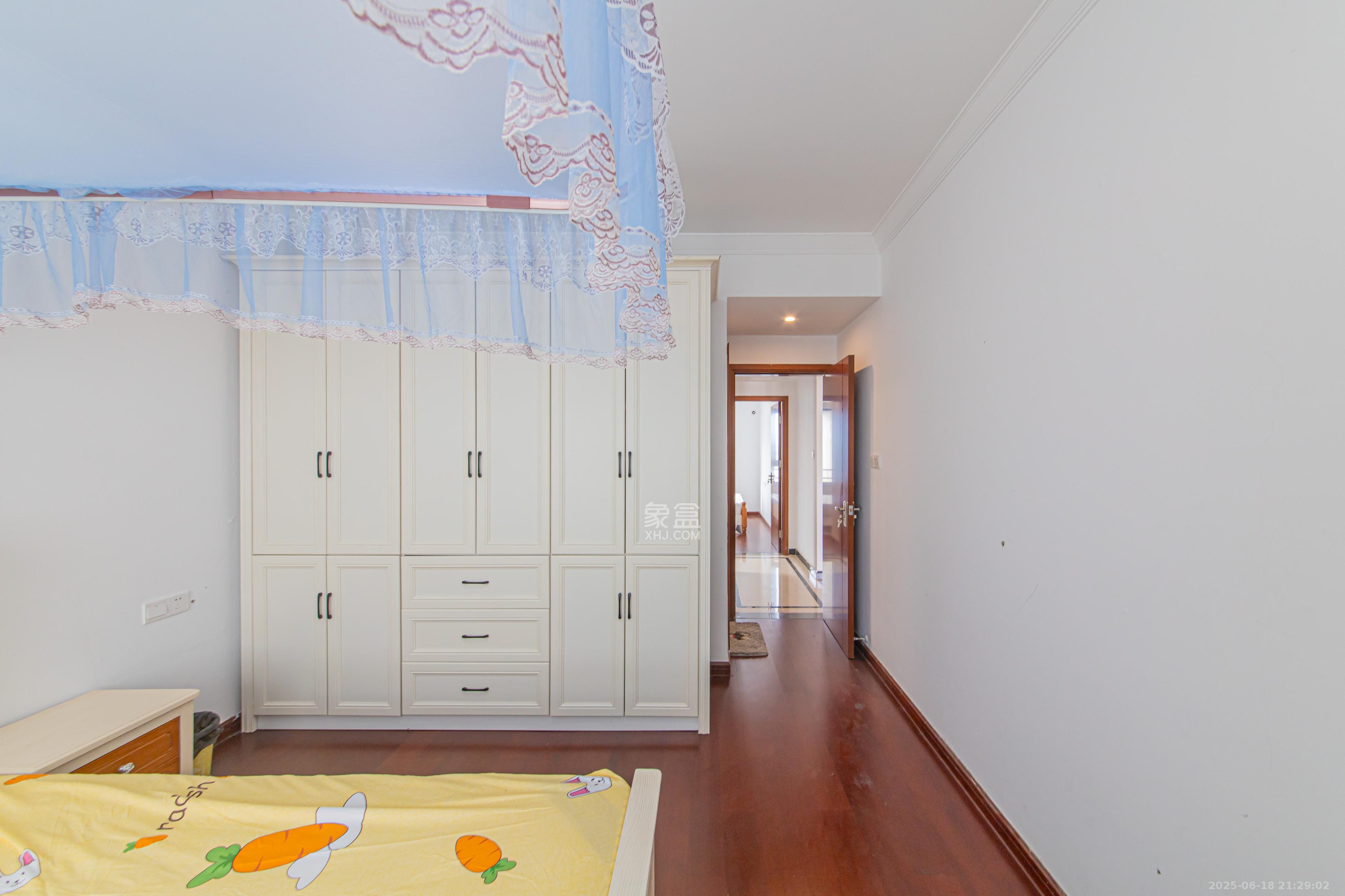 中海新城熙岸(中信新城五期) 3室2厅2卫 99.0万 中海新城熙岸(中信新城五期) 3室2厅2卫 99.0万卧室