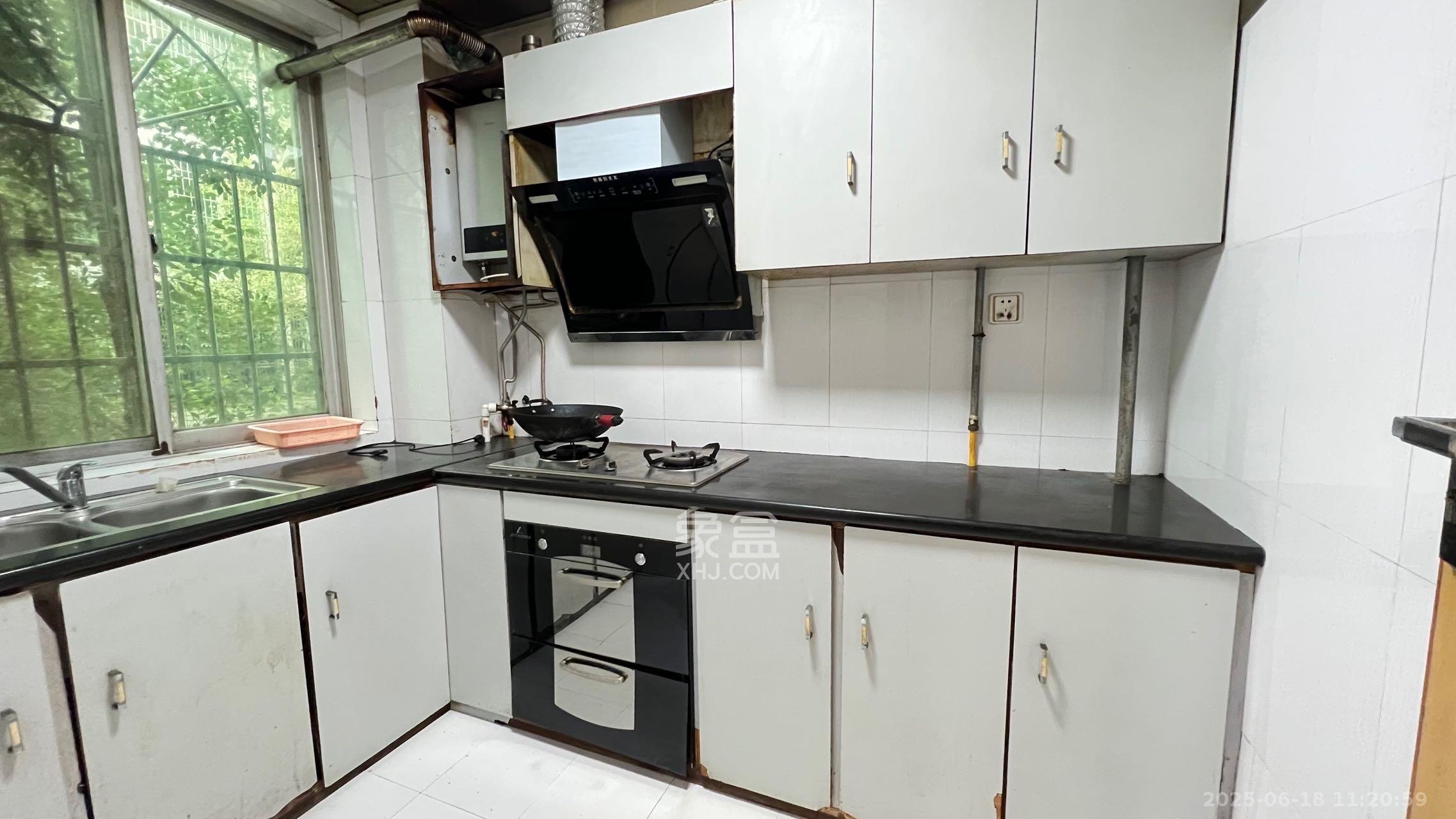 中南汽车世界 3室2厅1卫 1300.0元/月 中南汽车世界 3室2厅1卫 1300.0元/月室内图