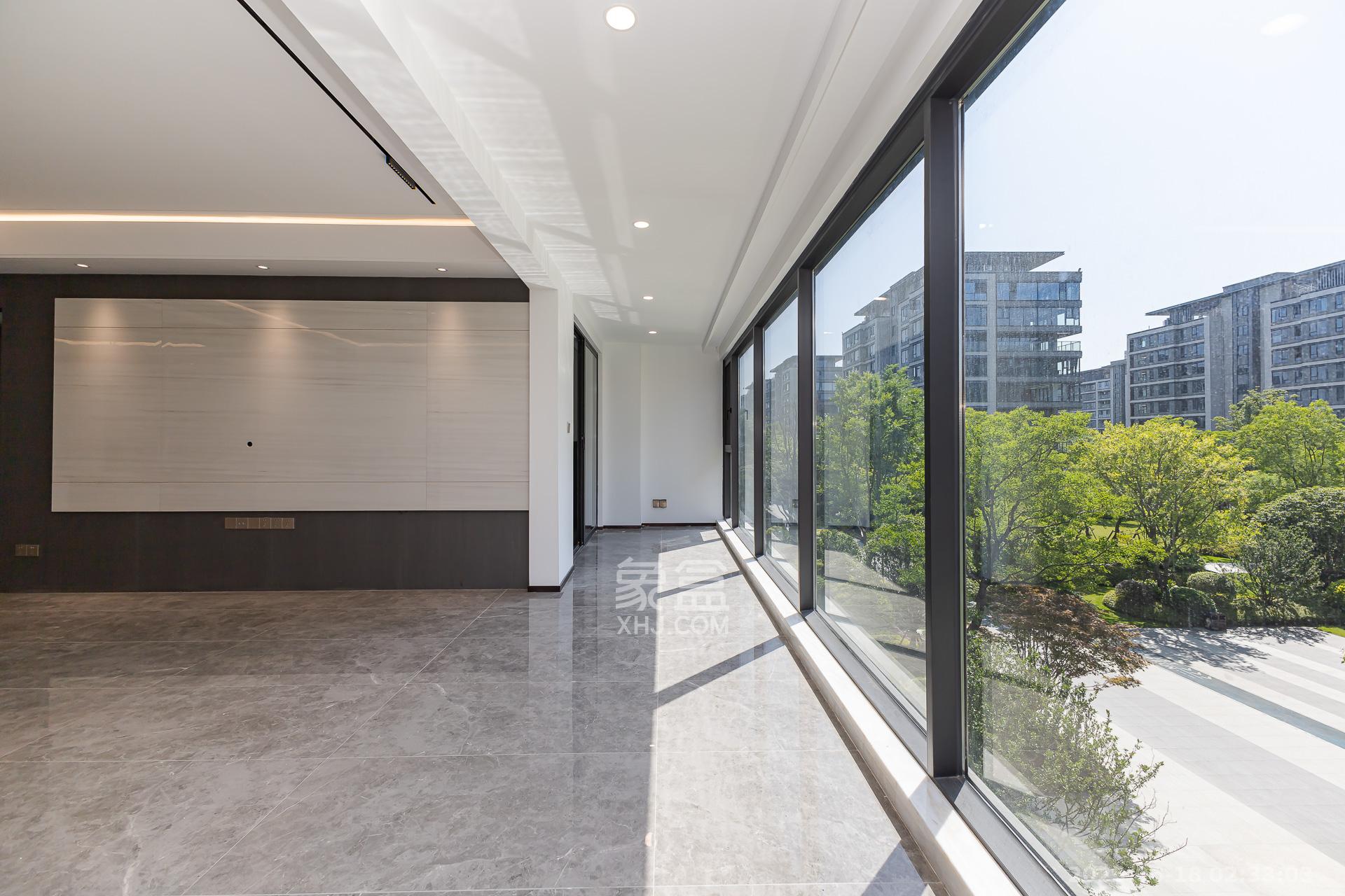 嘉臣道  4室2厅3卫    305.0万 嘉臣道  4室2厅3卫    305.0万阳台