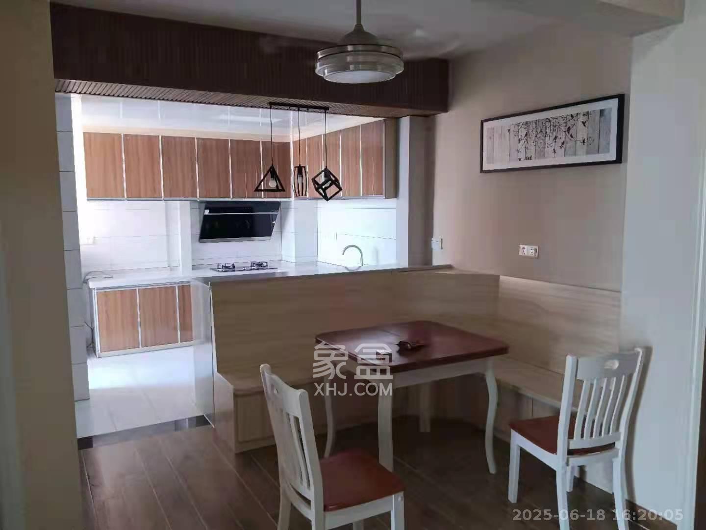 天城湖光山色 3室2厅1卫 2300.0元/月 天城湖光山色 3室2厅1卫 2300.0元/月室内图