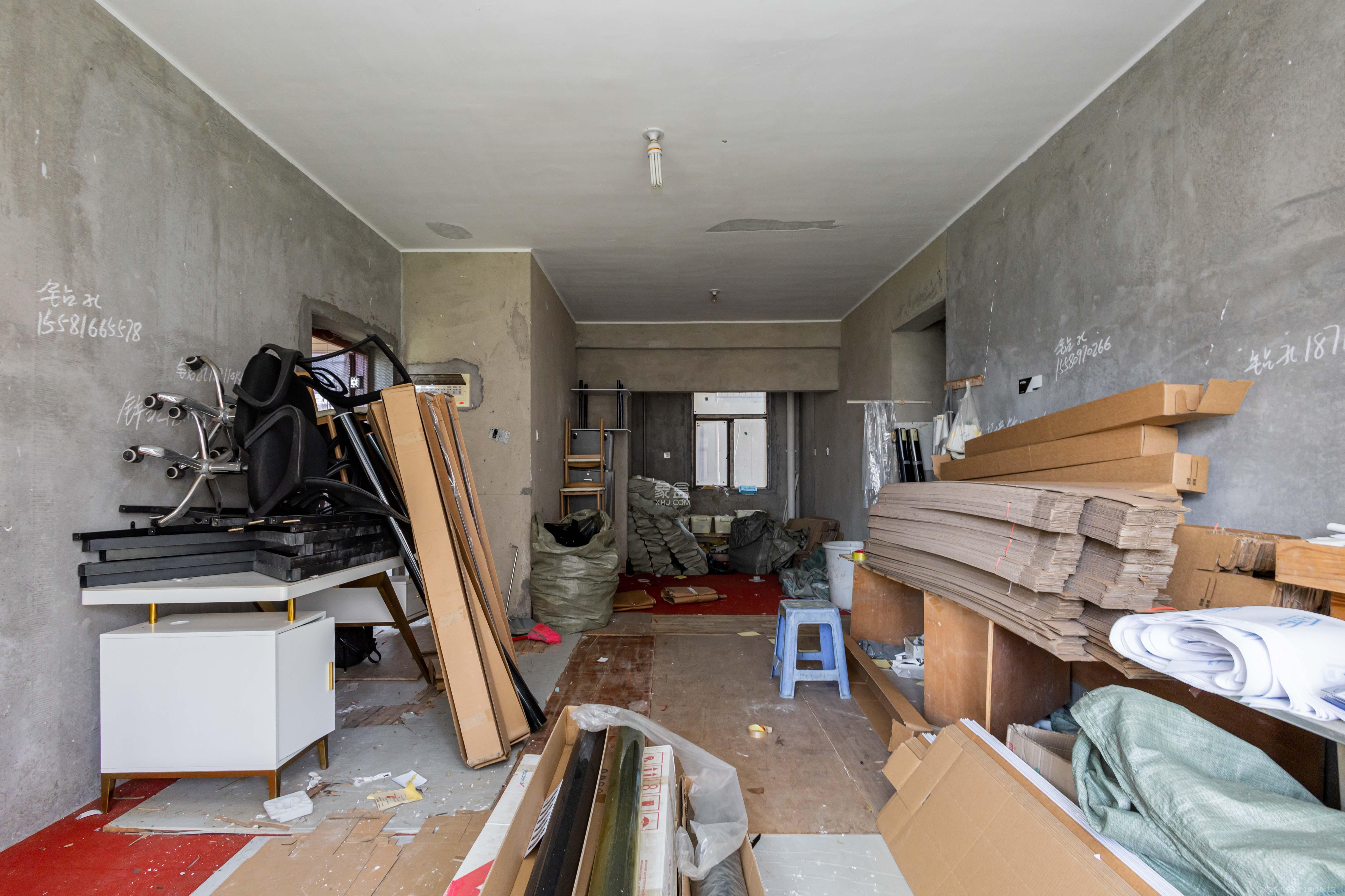 辉煌国际城二期  4室2厅2卫    105.0万客厅