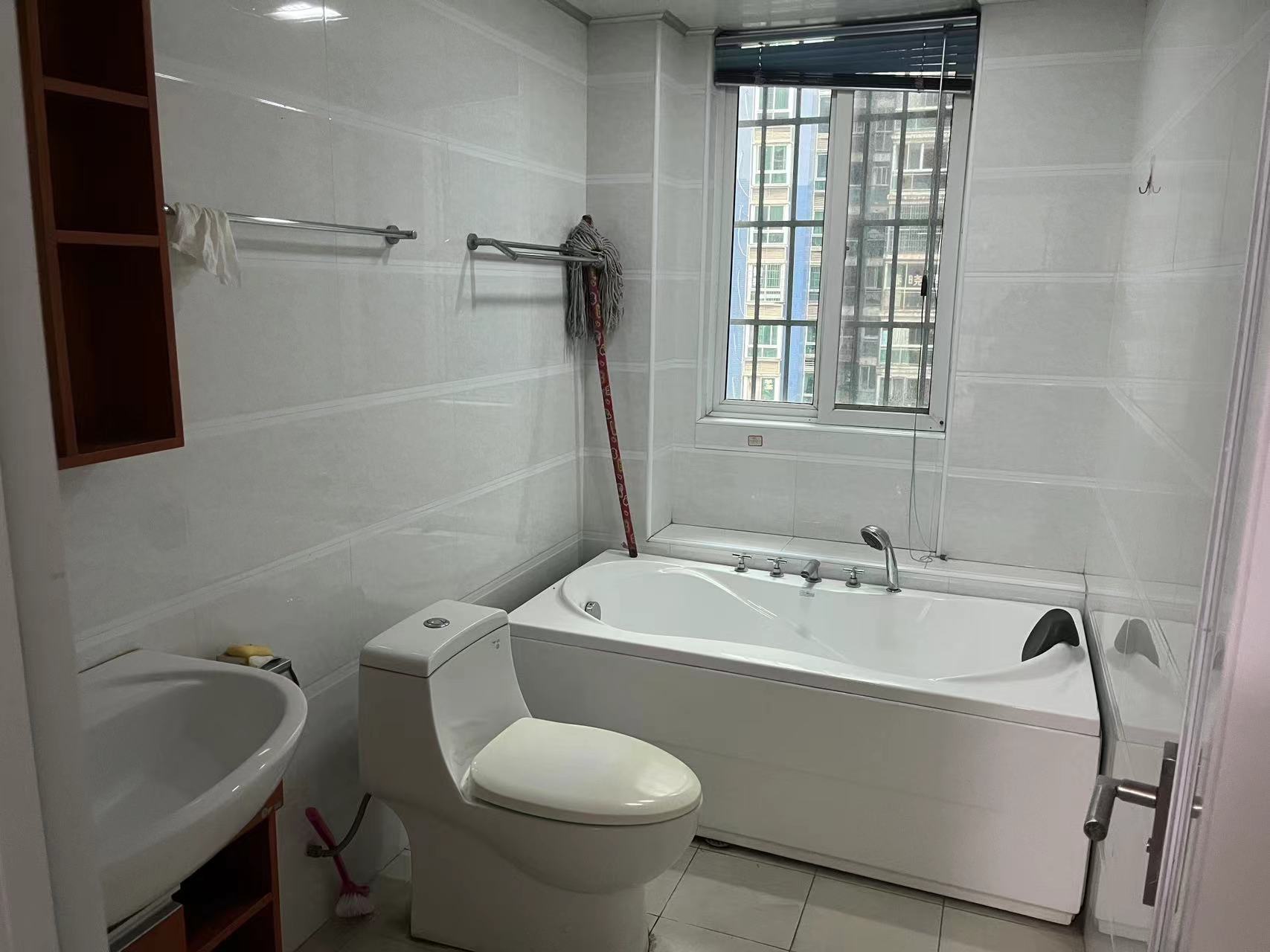 禧诚月畔湾  3室2厅2卫    2000.0元/月 禧诚月畔湾  3室2厅2卫    2000.0元/月室内图