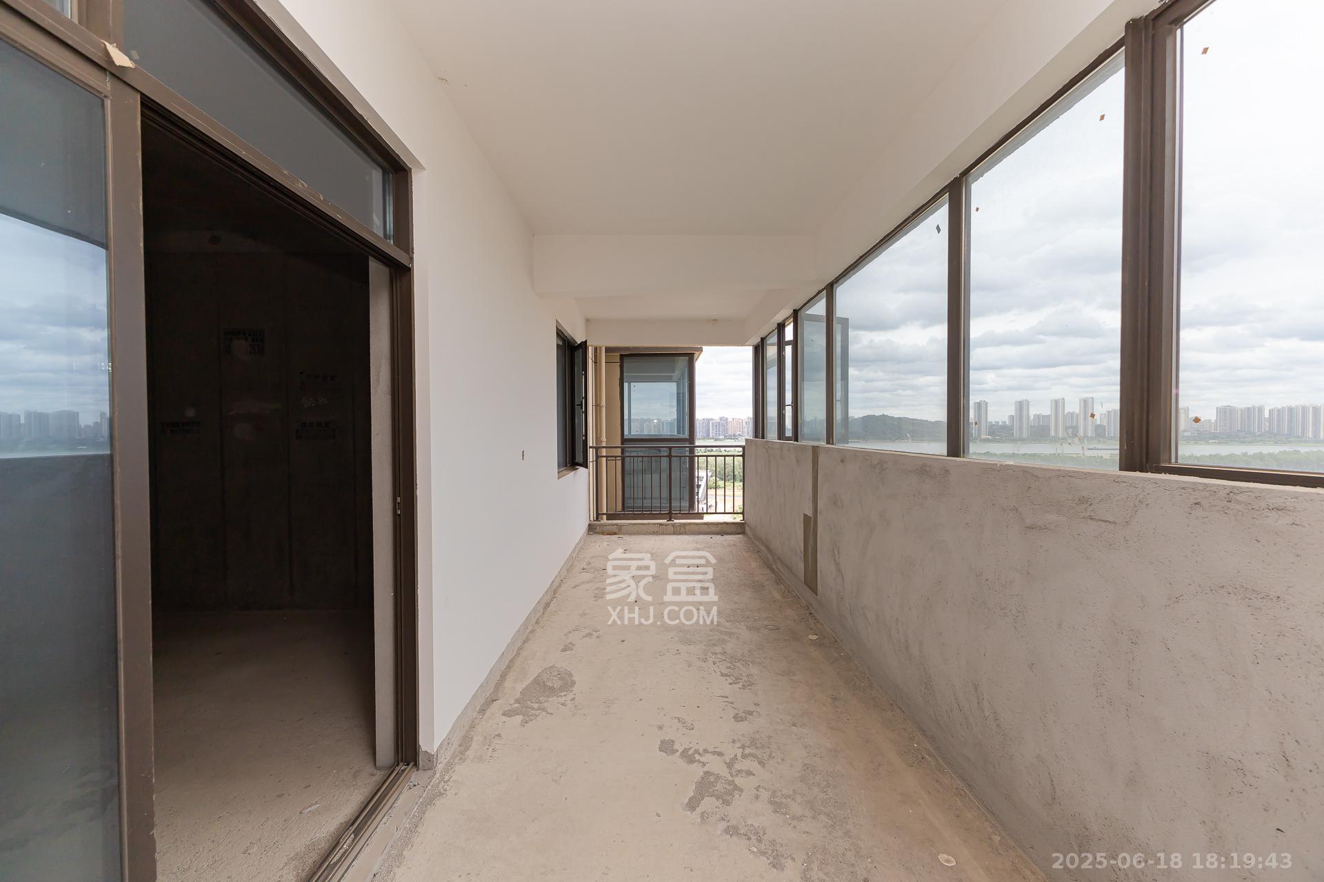 润和湘江天地E区  4室2厅3卫    254.8万 润和湘江天地E区  4室2厅3卫    254.8万阳台