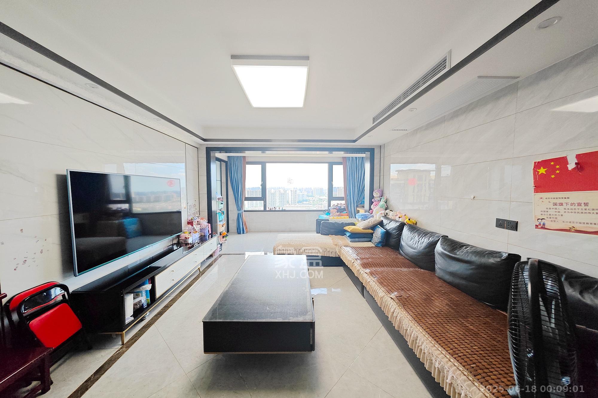 建发中央悦府 4室2厅2卫 208.0万 建发中央悦府 4室2厅2卫 208.0万客厅