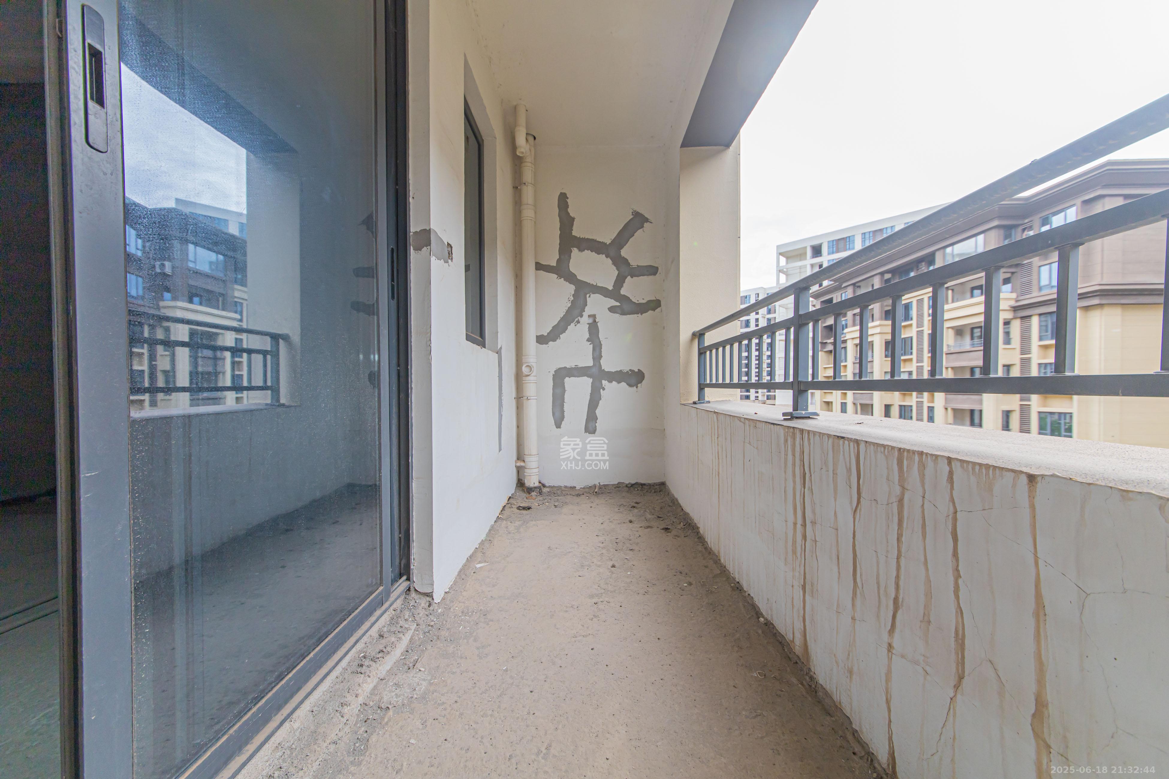 和泓融成府 4室2厅3卫 105.0万 和泓融成府 4室2厅3卫 105.0万阳台