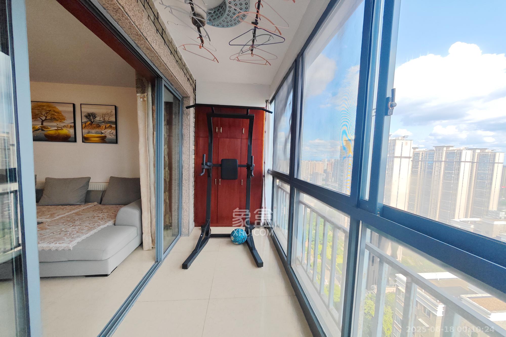 锦绣世纪 4室2厅2卫 152.0万 锦绣世纪 4室2厅2卫 152.0万阳台