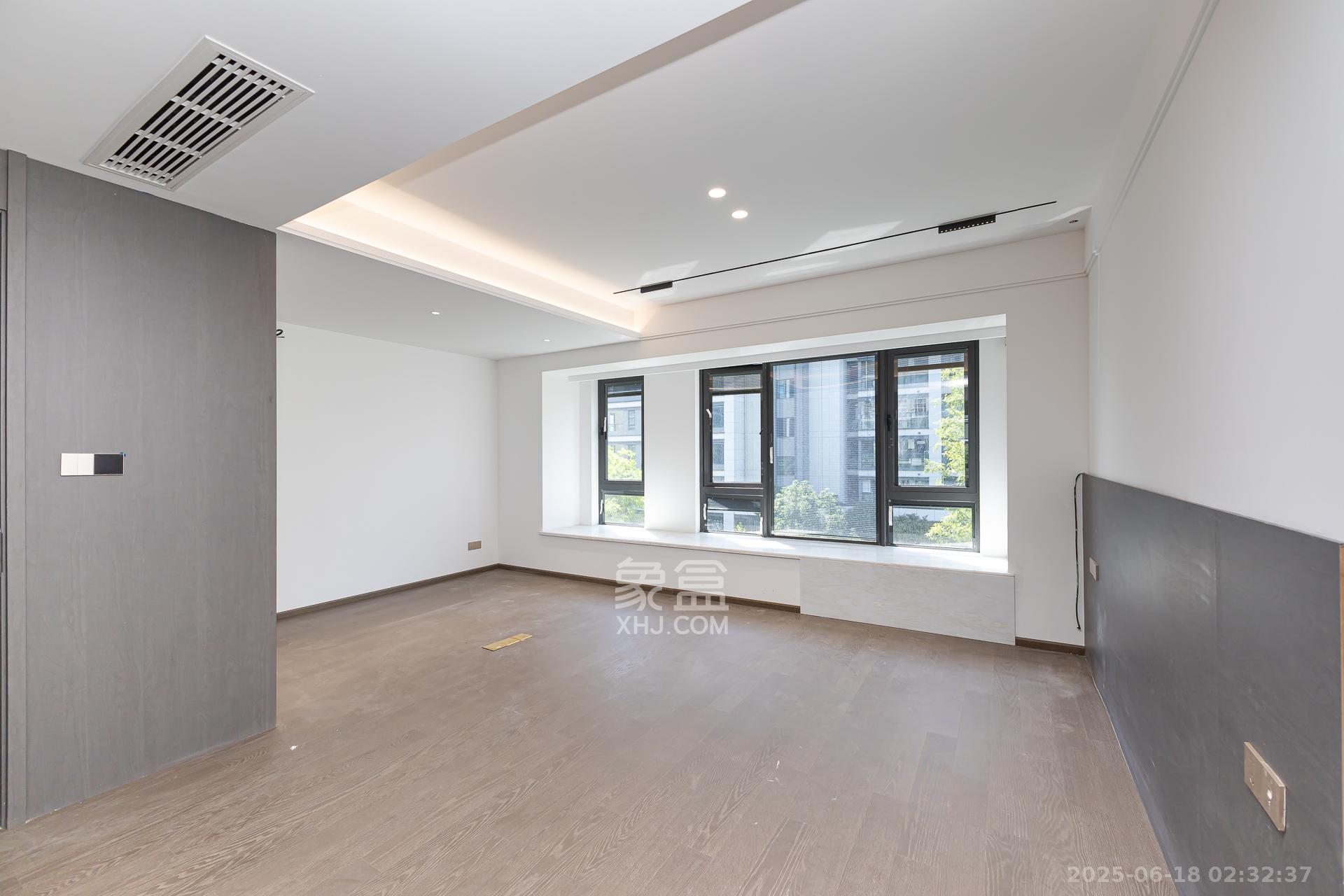 嘉臣道  4室2厅3卫    305.0万 嘉臣道  4室2厅3卫    305.0万卧室