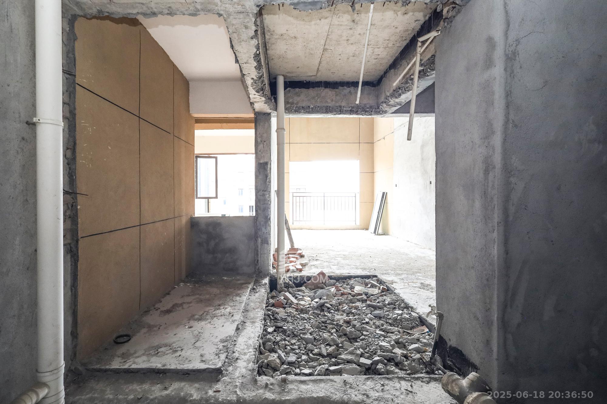 帝辰金缇水郡 5室2厅2卫 62.0万 帝辰金缇水郡 5室2厅2卫 62.0万厨房