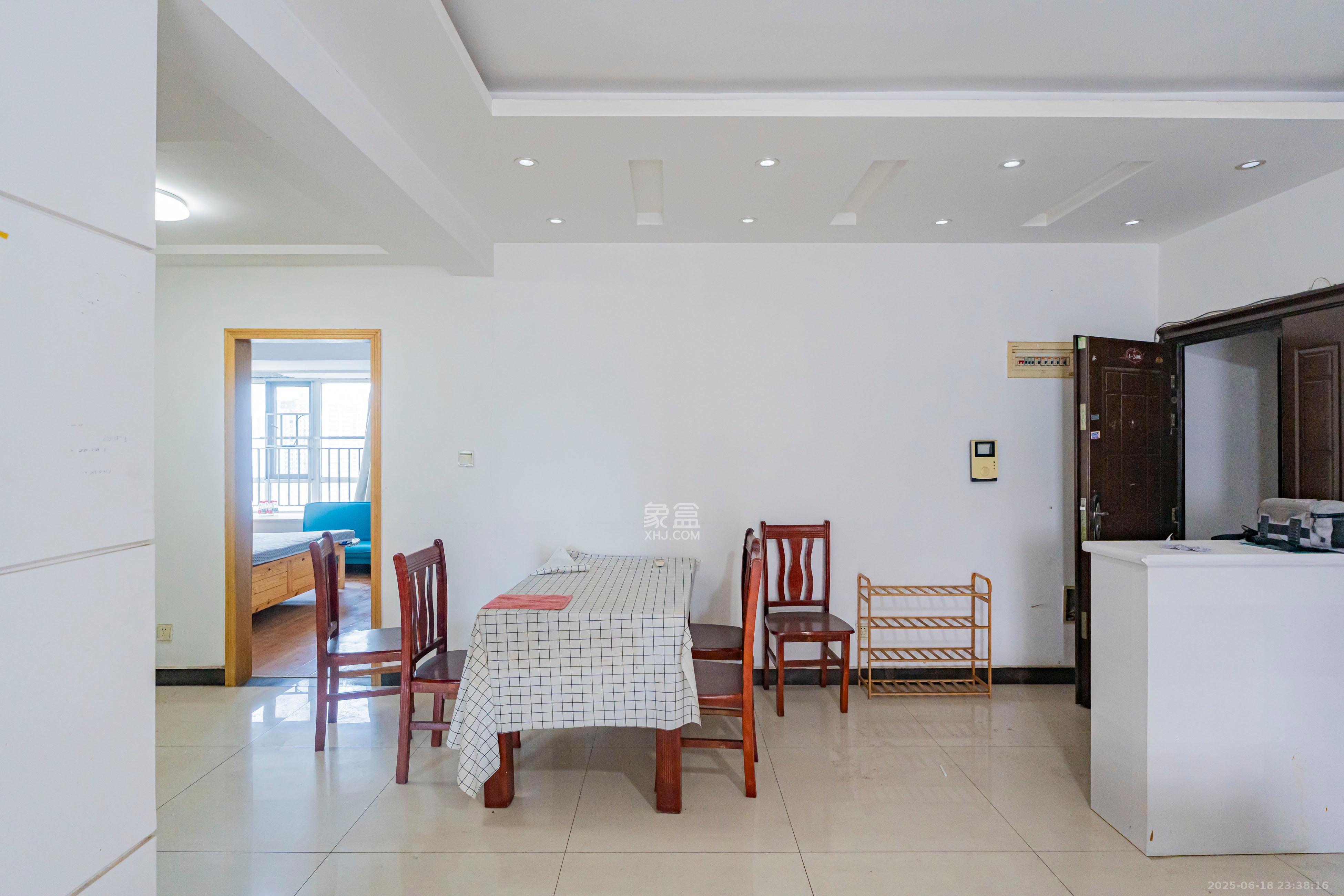 凯乐国际城  2室2厅1卫    75.0万客厅