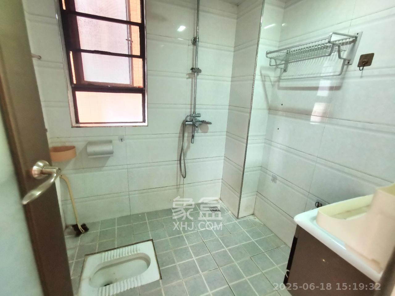 三一街区  3室2厅1卫   1400.00元/月室内图