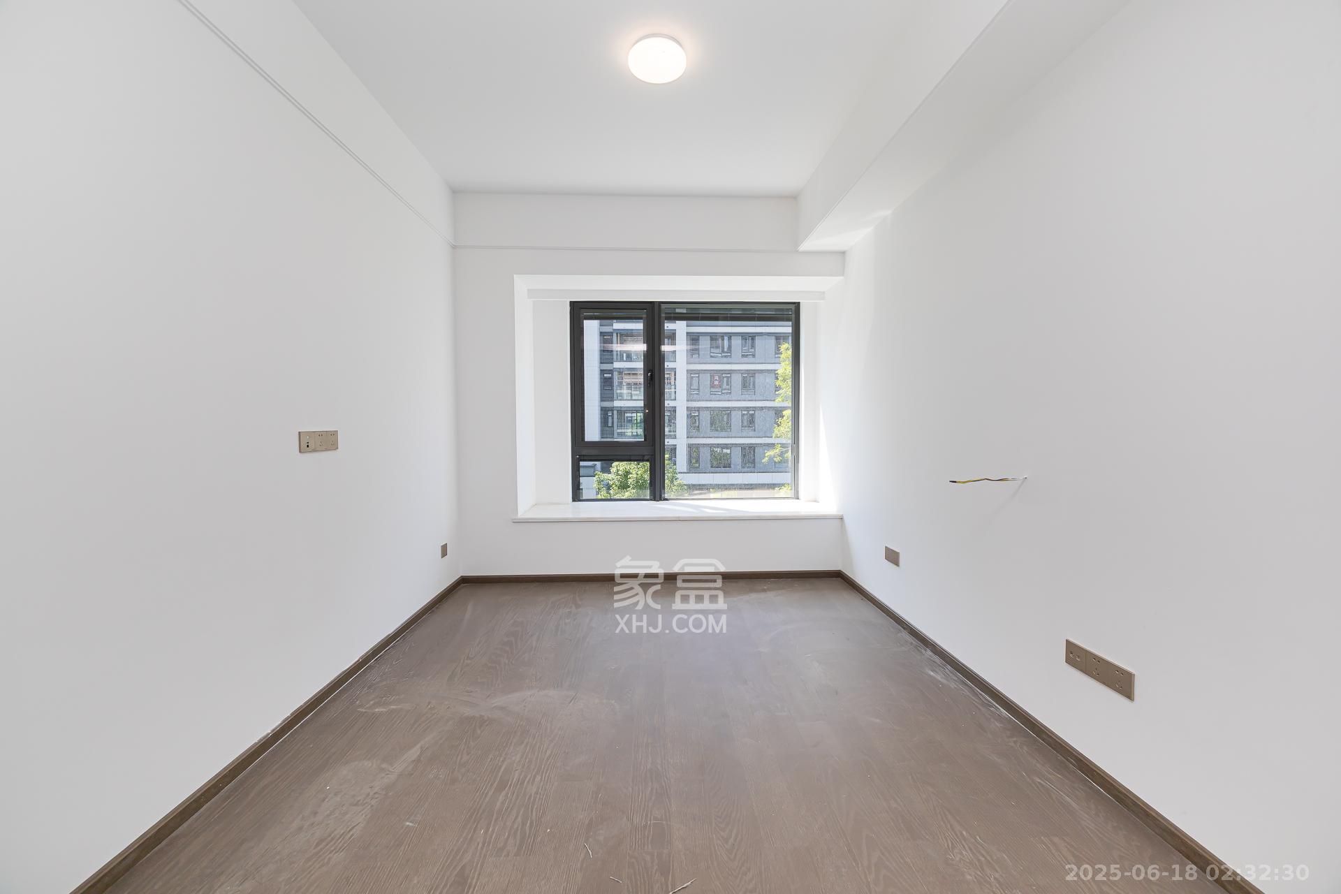 嘉臣道  4室2厅3卫    305.0万 嘉臣道  4室2厅3卫    305.0万卧室