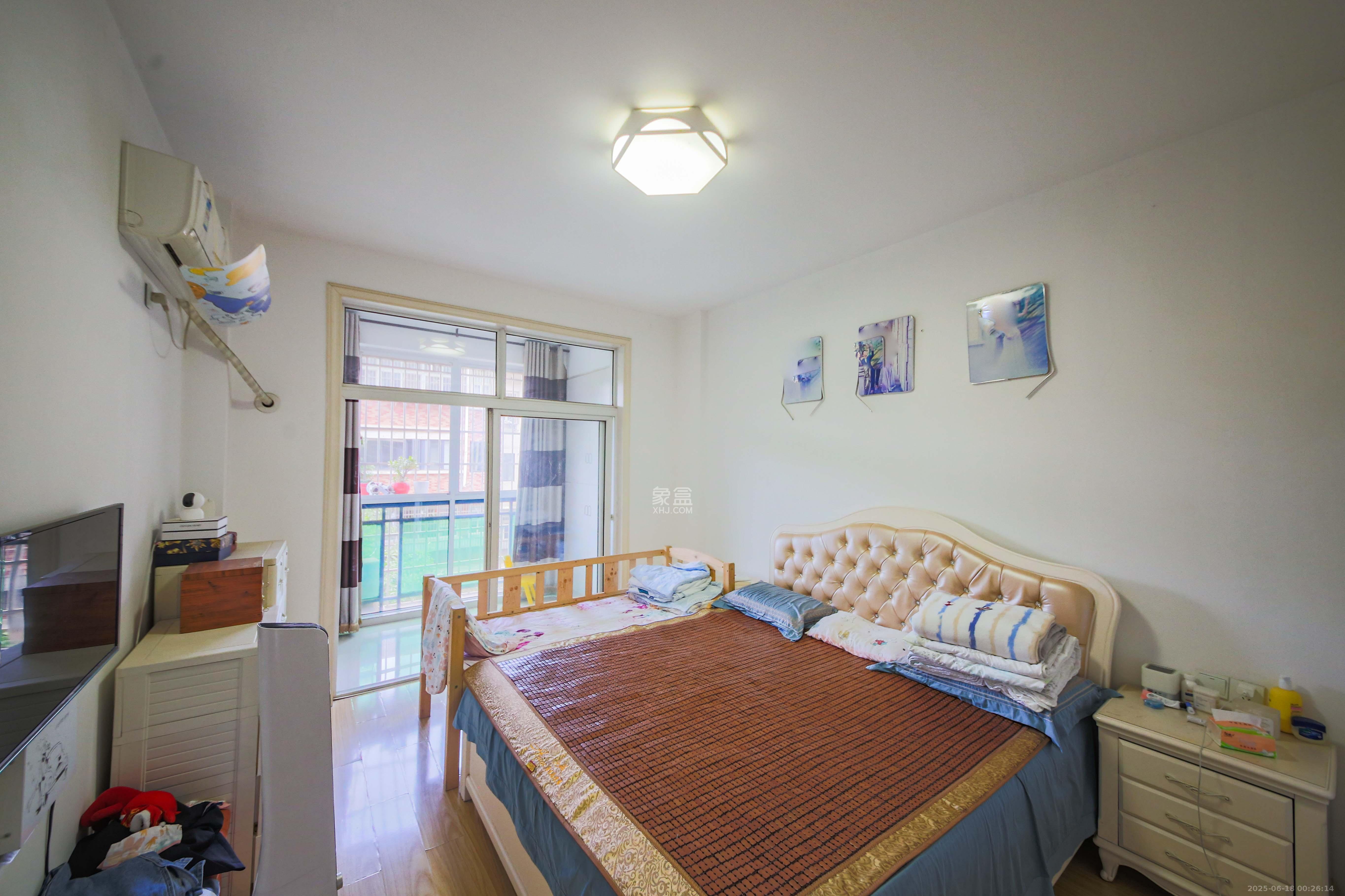 景荣华苑 3室2厅2卫 91.8万 景荣华苑 3室2厅2卫 91.8万卧室