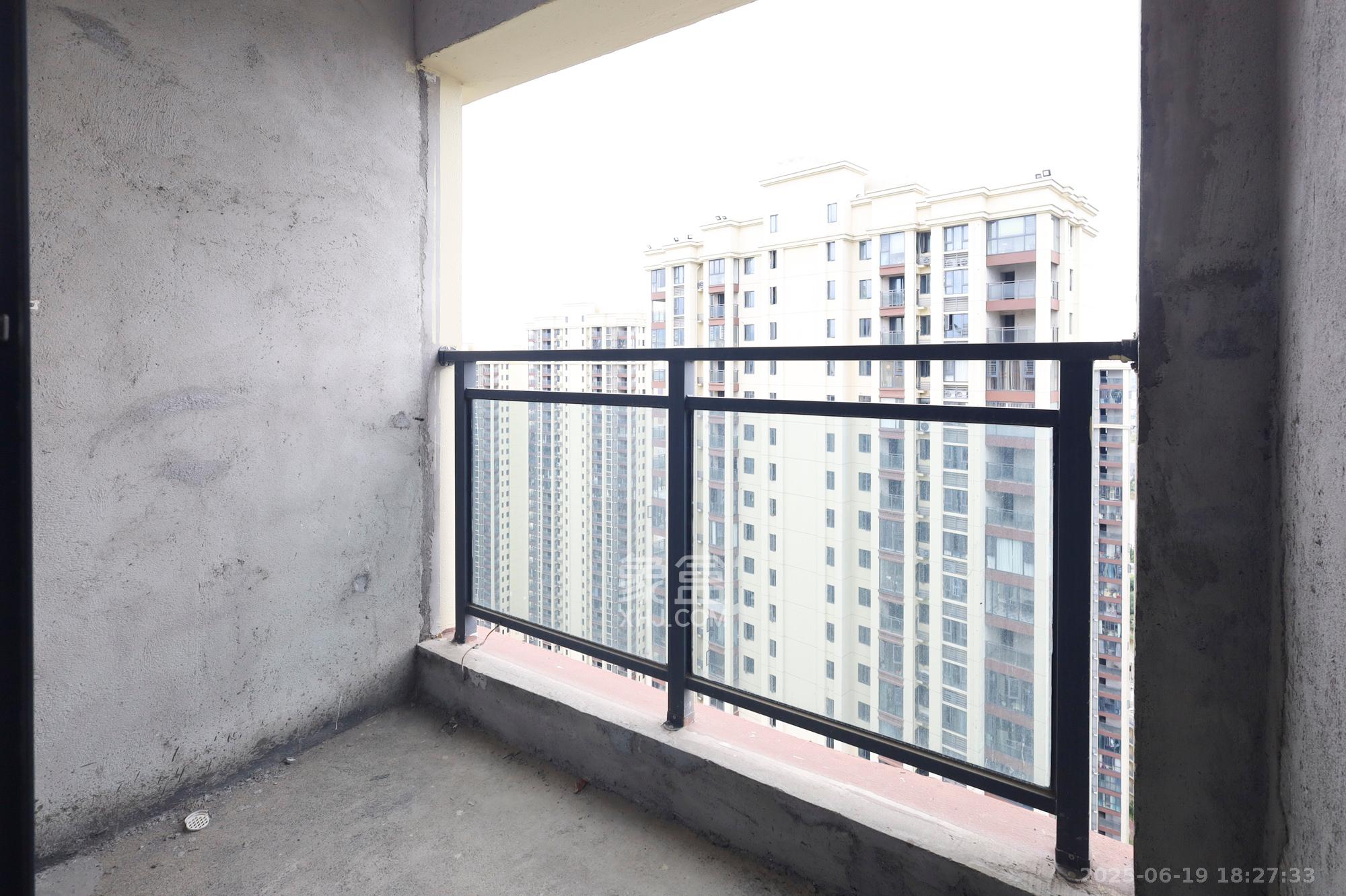 南璟滨江书苑 4室2厅1卫 36.50万 南璟滨江书苑 4室2厅1卫 36.50万阳台