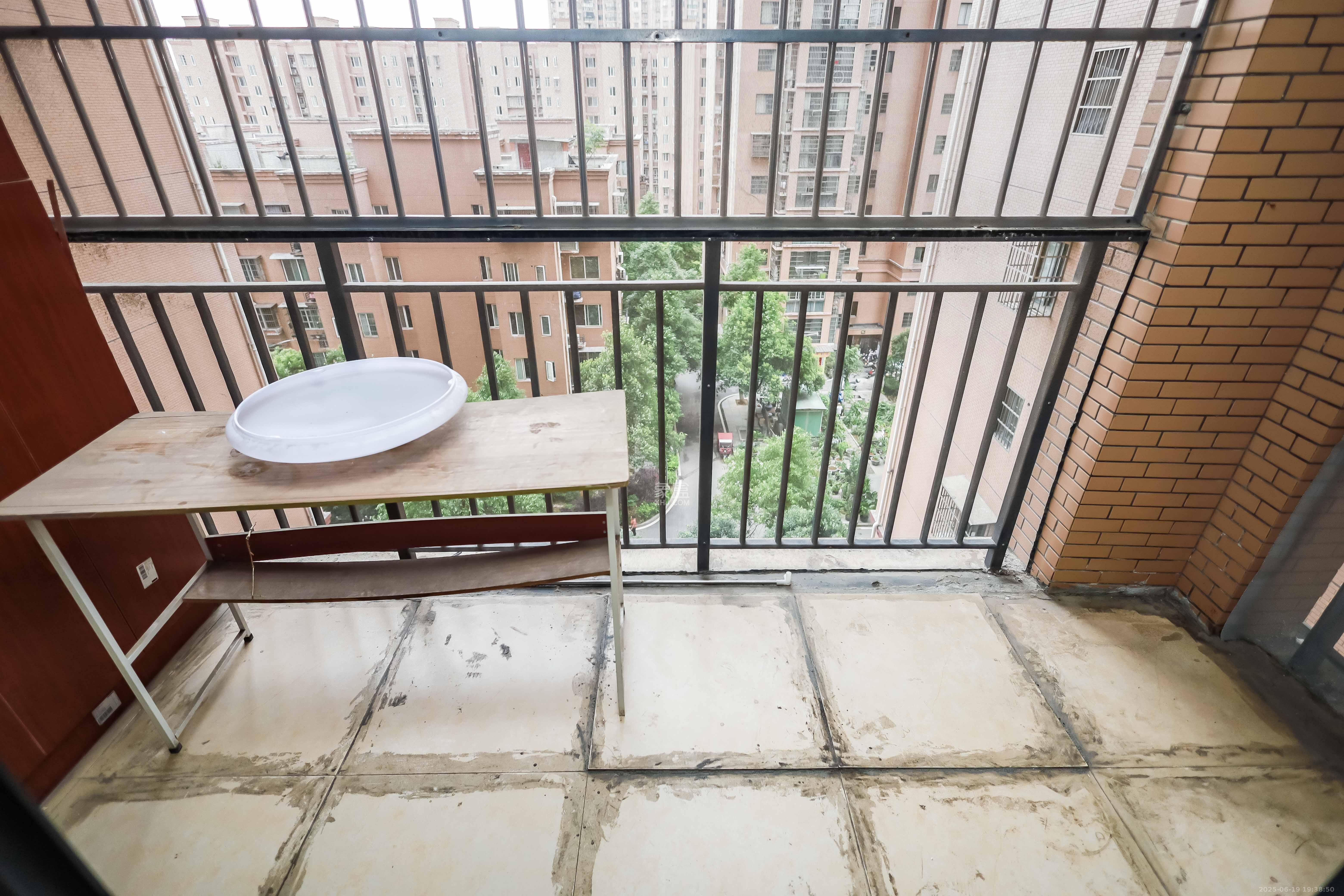 诚兴园  4室2厅2卫    98.0万阳台