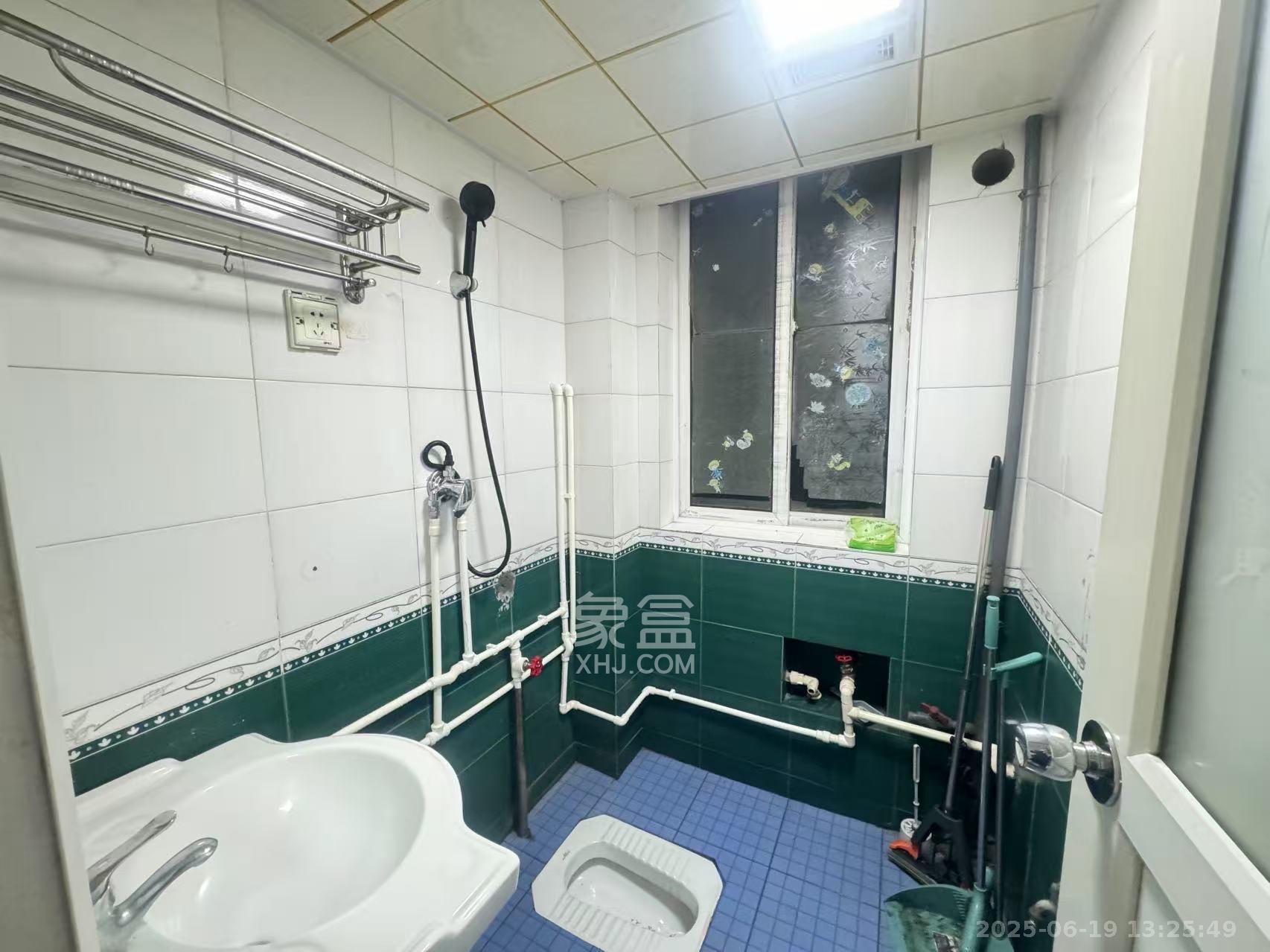新桥小区  3室2厅2卫   1600.00元/月室内图