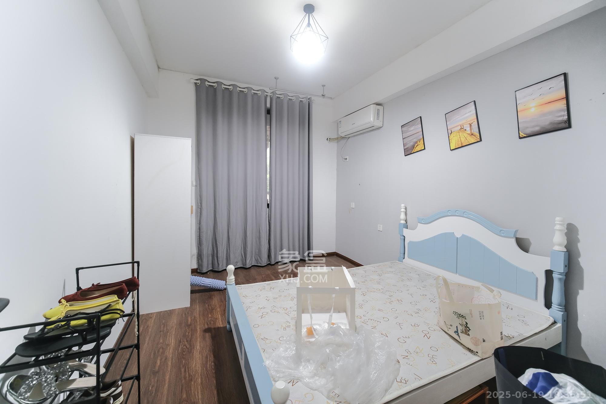 山水湾  3室2厅2卫    90.0万 山水湾  3室2厅2卫    90.0万卧室