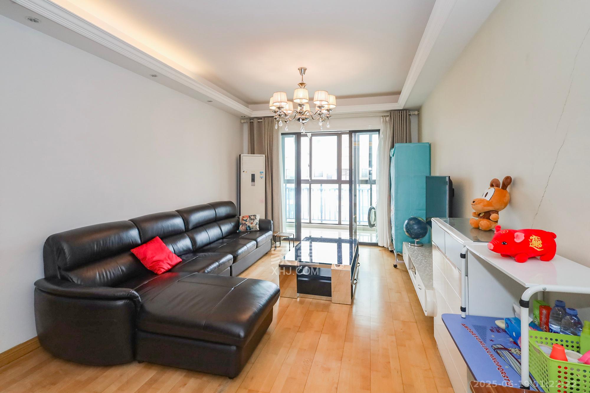 钰龙天下二期(钰龙佳园) 3室2厅2卫 198.0万 钰龙天下二期(钰龙佳园) 3室2厅2卫 198.0万客厅