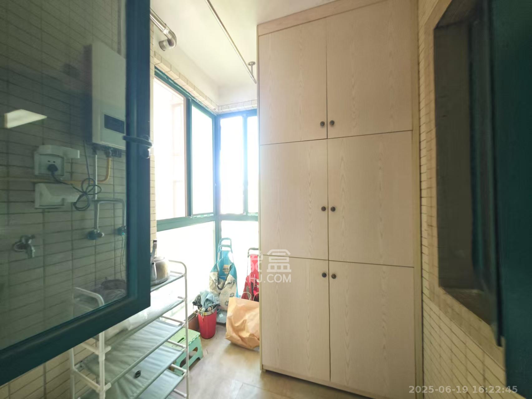 恒大城 3室2厅2卫 2300.0元/月 恒大城 3室2厅2卫 2300.0元/月室内图