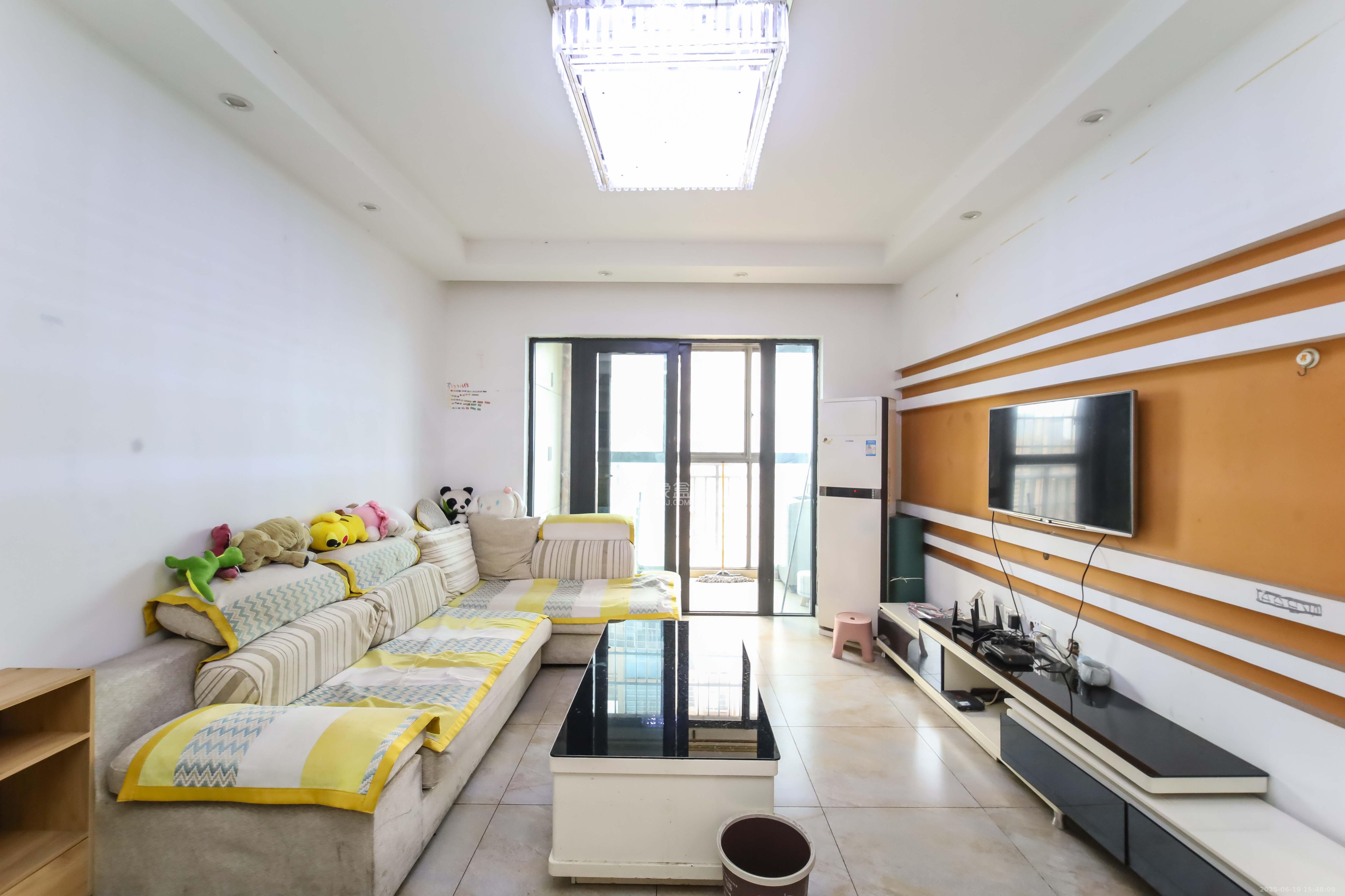 华城广场 2室2厅1卫 72.6万 华城广场 2室2厅1卫 72.6万客厅