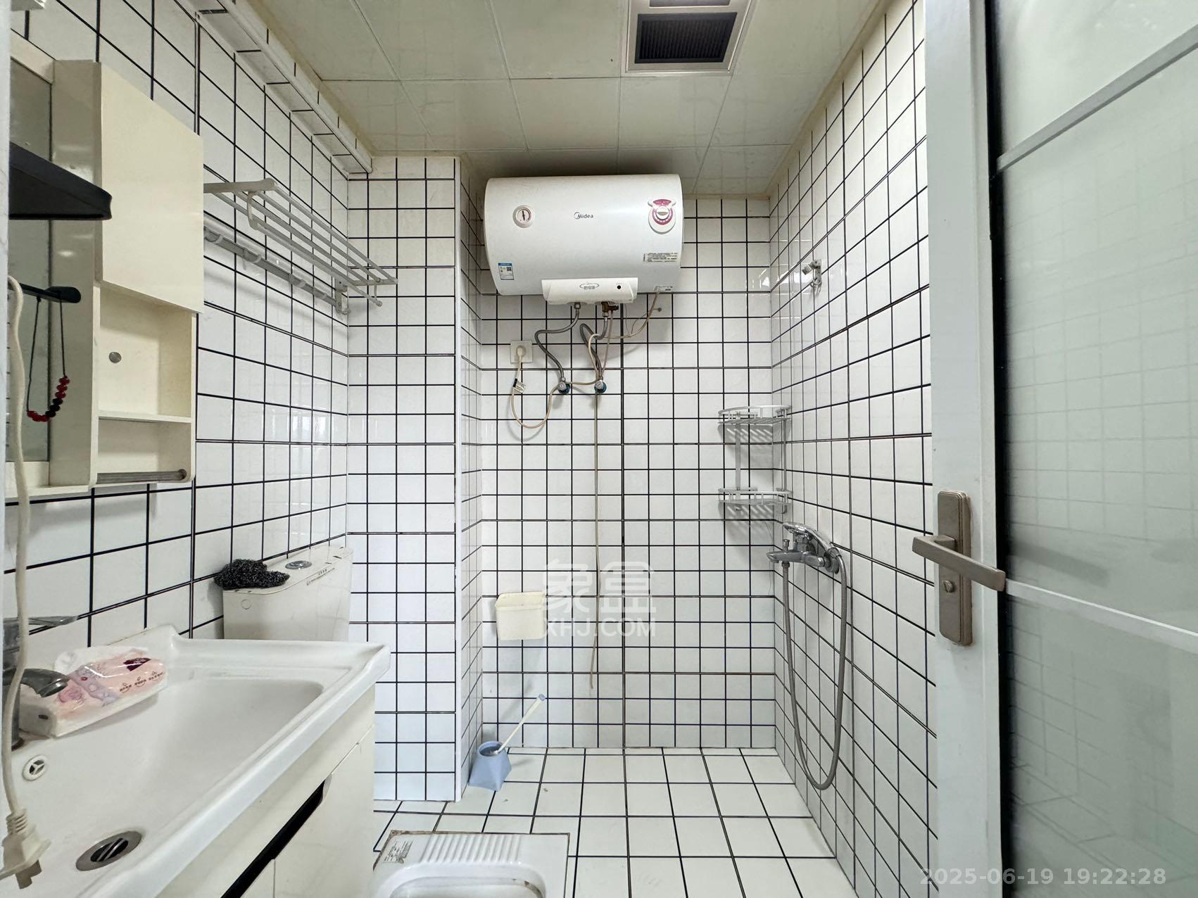 中交里城  1室0厅1卫   1600.00元/月室内图