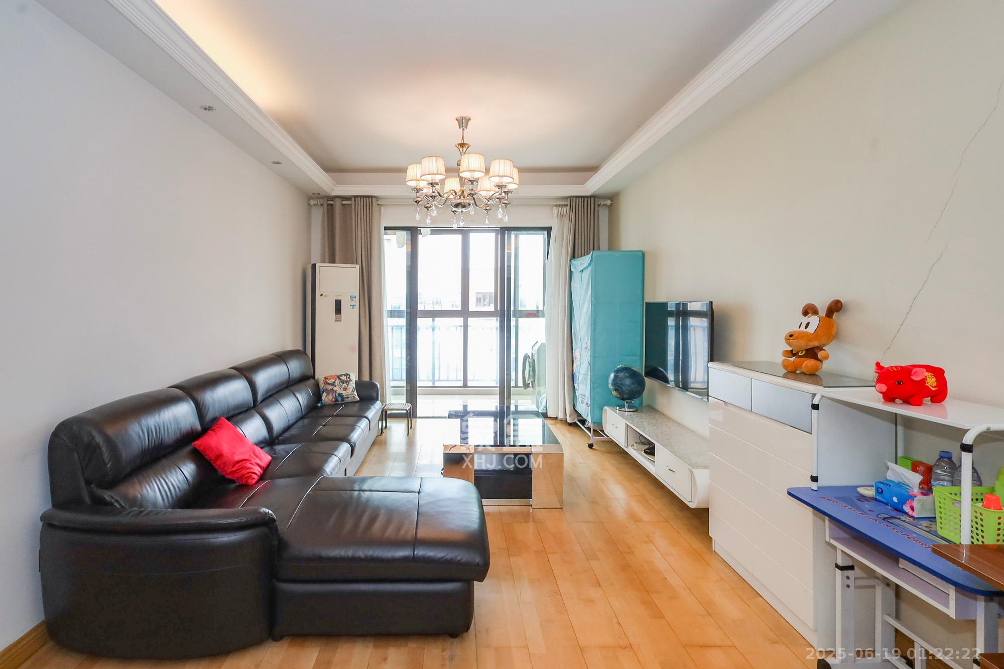 钰龙天下二期(钰龙佳园) 3室2厅2卫 198.0万 钰龙天下二期(钰龙佳园) 3室2厅2卫 198.0万客厅