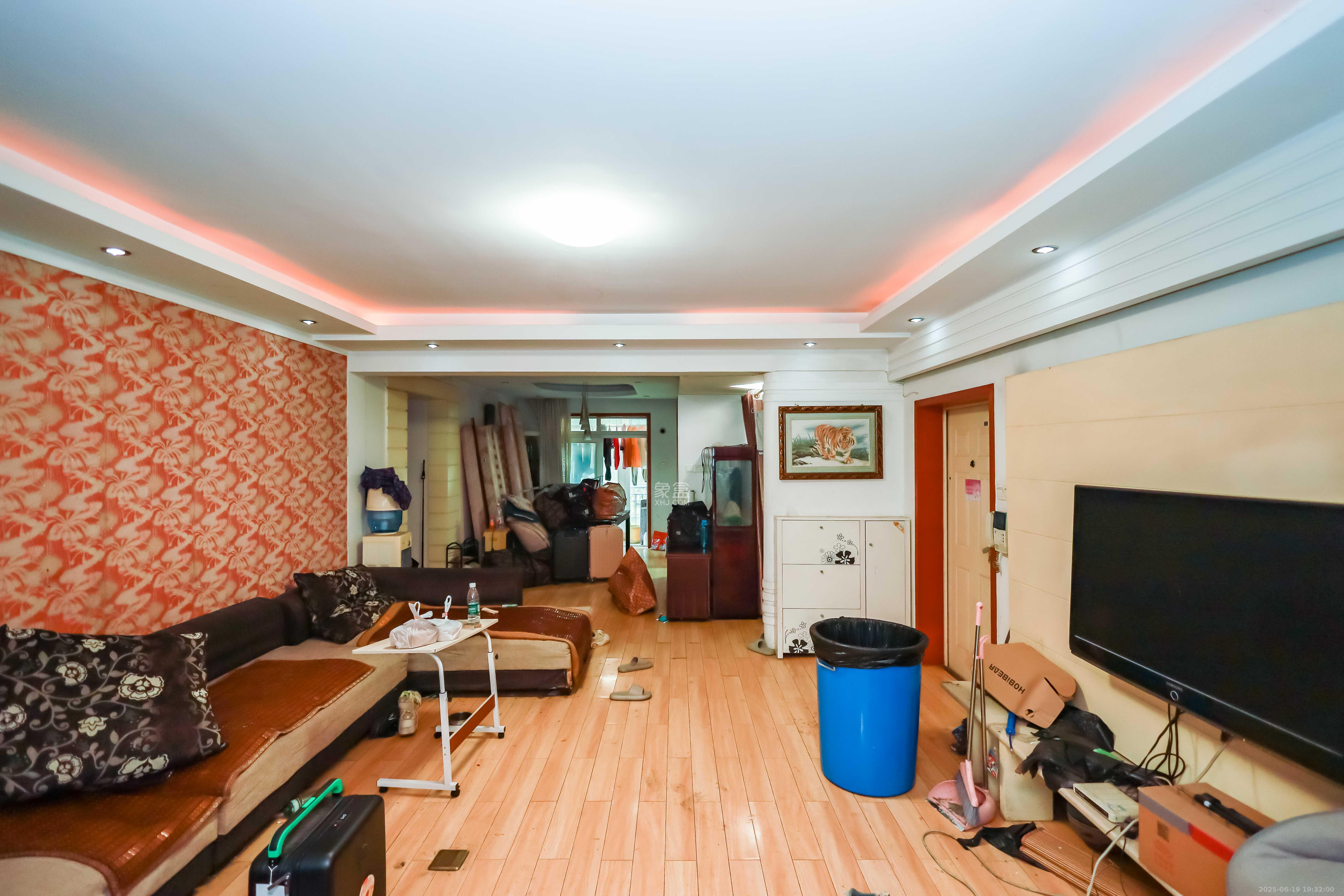 长房西郡 4室2厅2卫 126.8万 长房西郡 4室2厅2卫 126.8万客厅