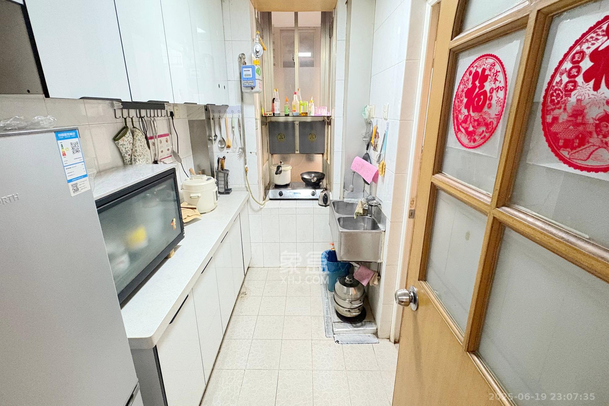 八一桥工商银行家属楼  3室2厅1卫   120.00万厨房