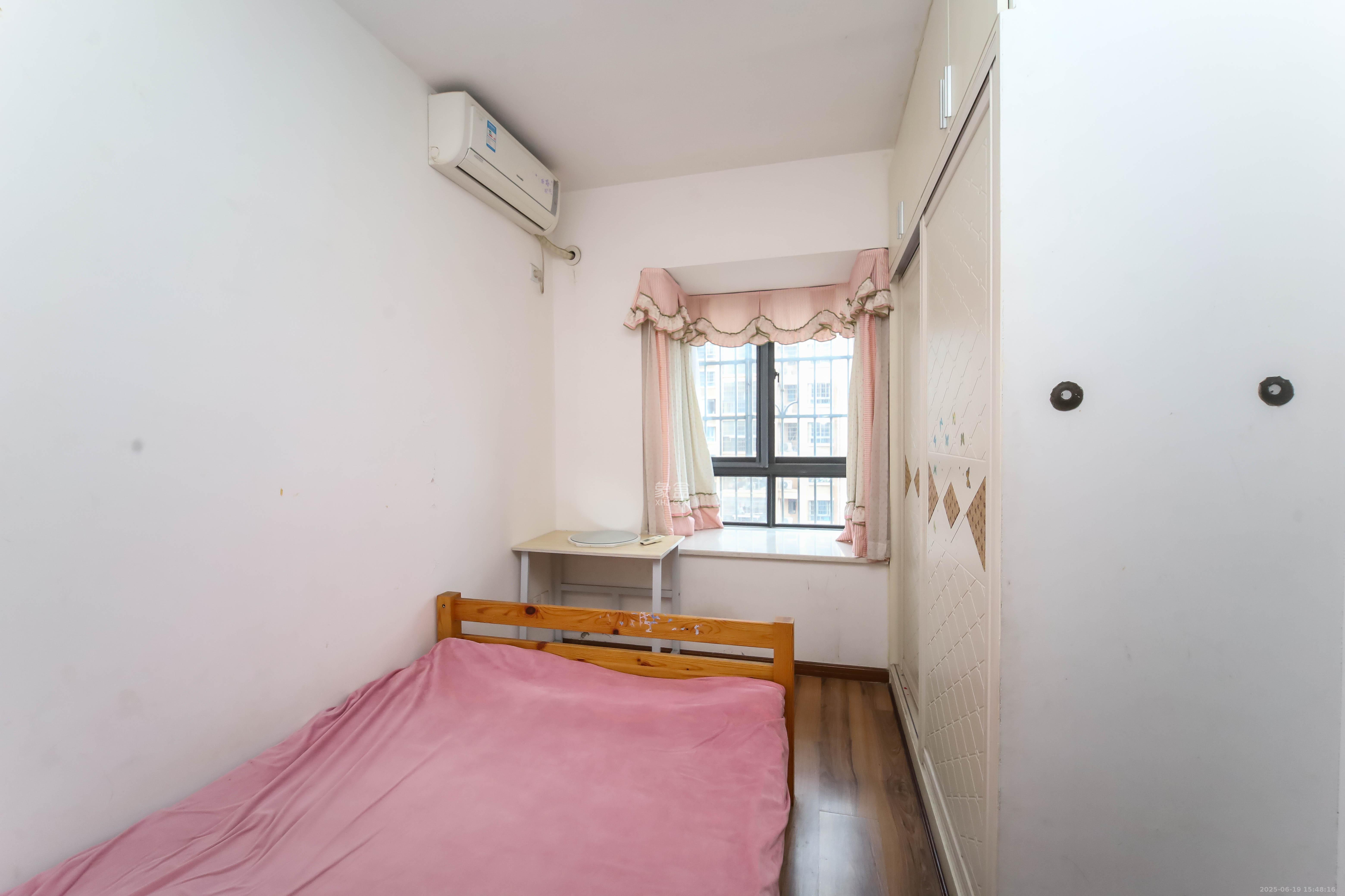 华城广场 2室2厅1卫 72.6万 华城广场 2室2厅1卫 72.6万卧室