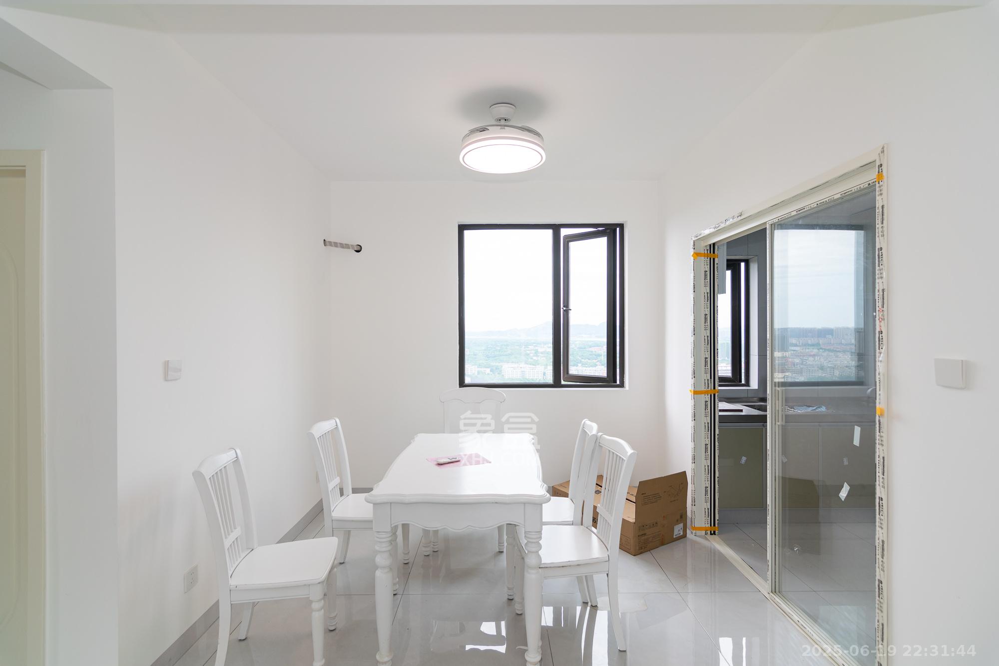 美的翰城 4室2厅2卫 88.0万 美的翰城 4室2厅2卫 88.0万客厅