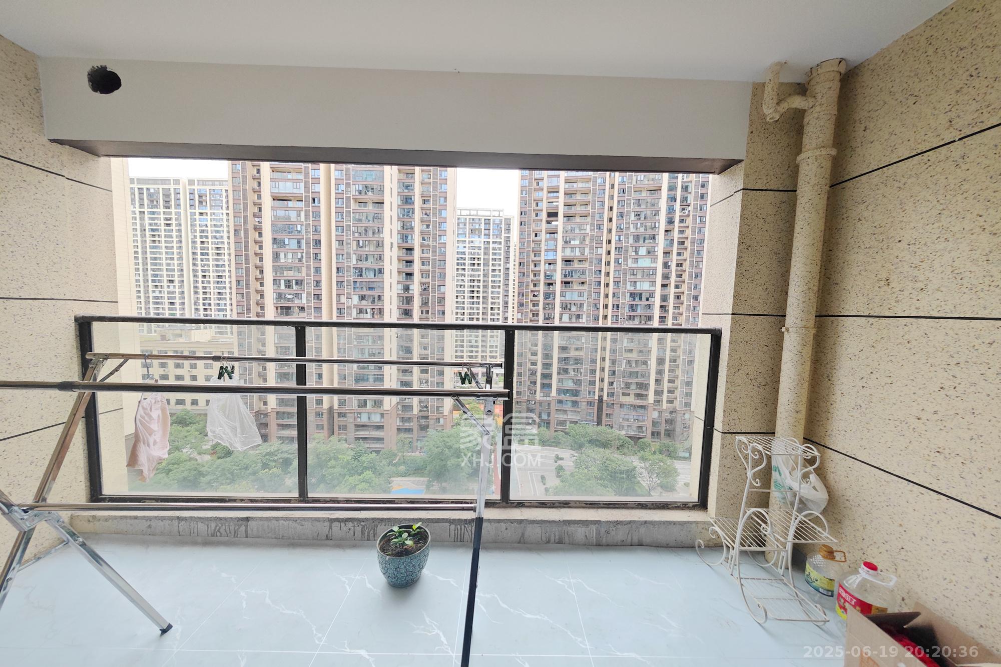 国欣向荣府  4室2厅2卫    155.0万 国欣向荣府  4室2厅2卫    155.0万阳台