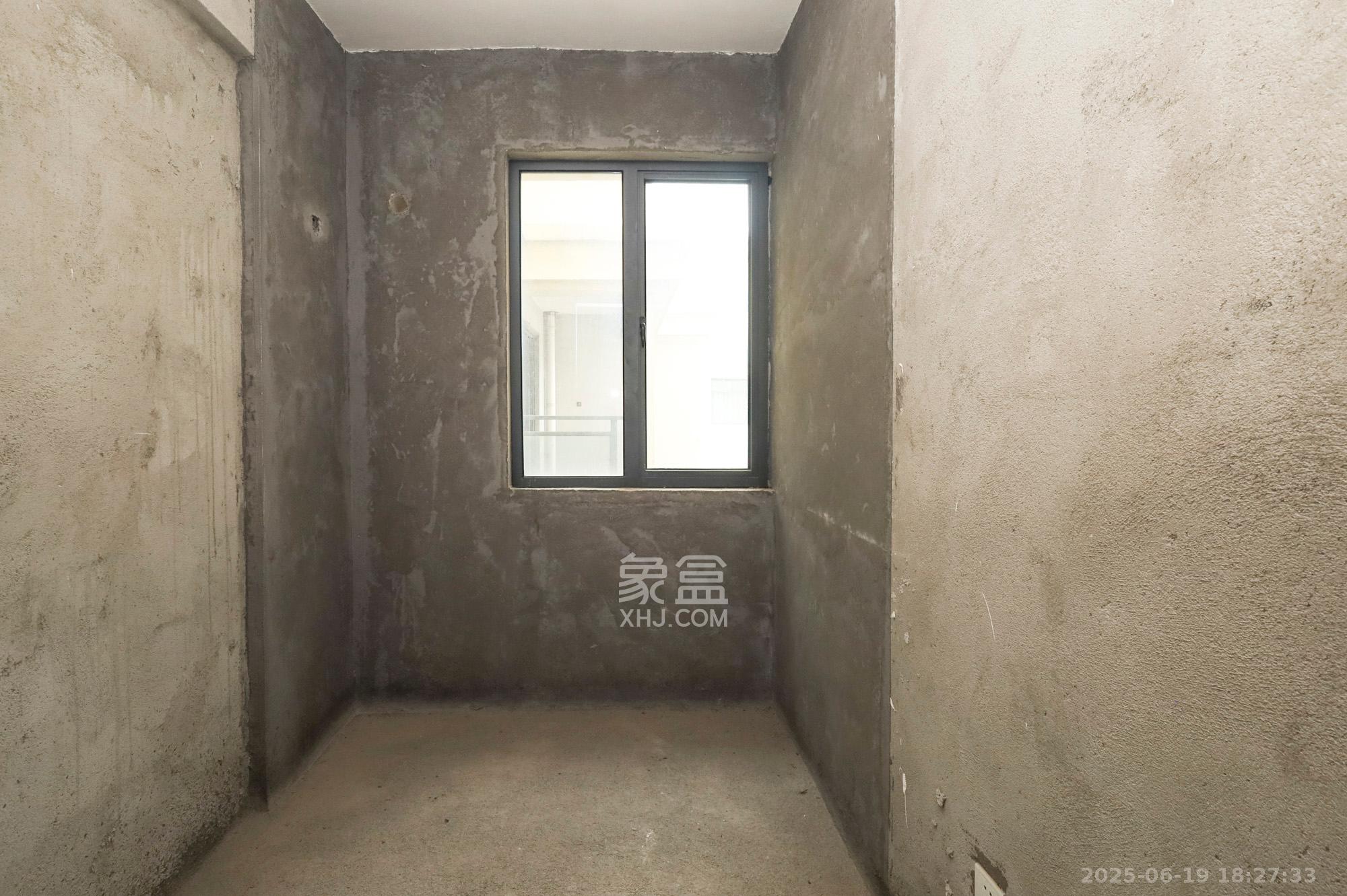 南璟滨江书苑 4室2厅1卫 36.50万 南璟滨江书苑 4室2厅1卫 36.50万卧室