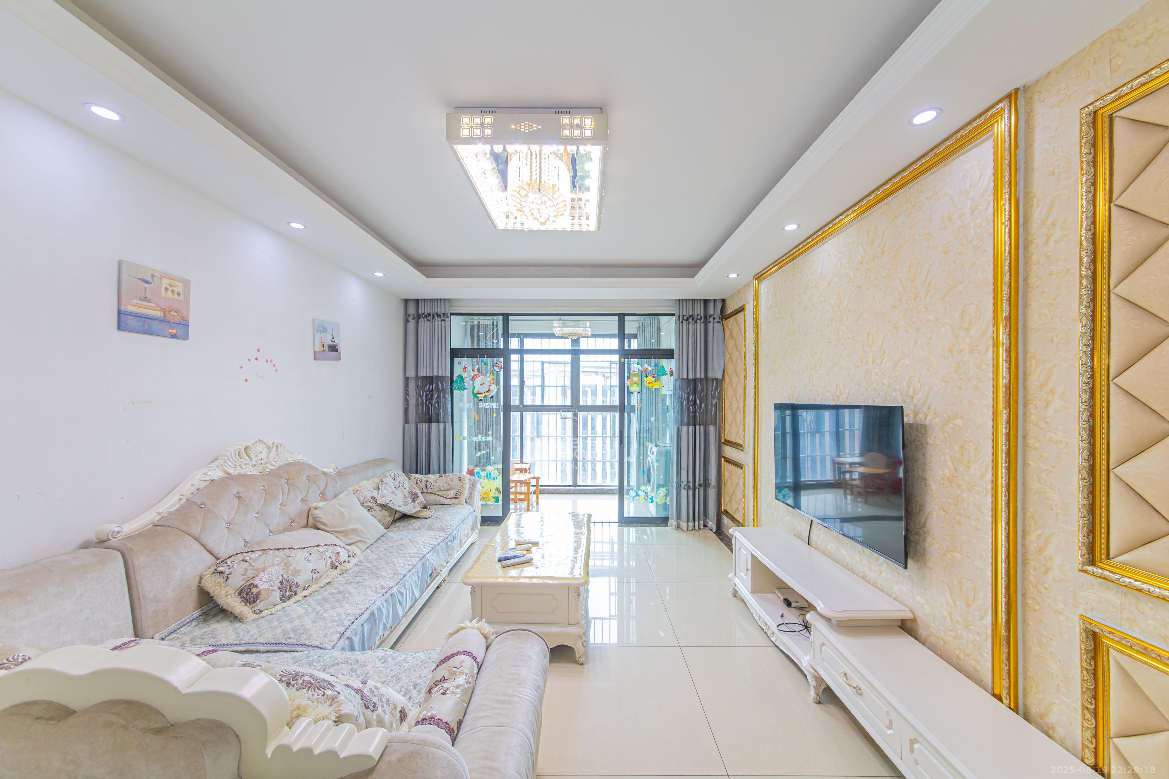 长城水郡 1室2厅1卫 60.0万 长城水郡 1室2厅1卫 60.0万客厅