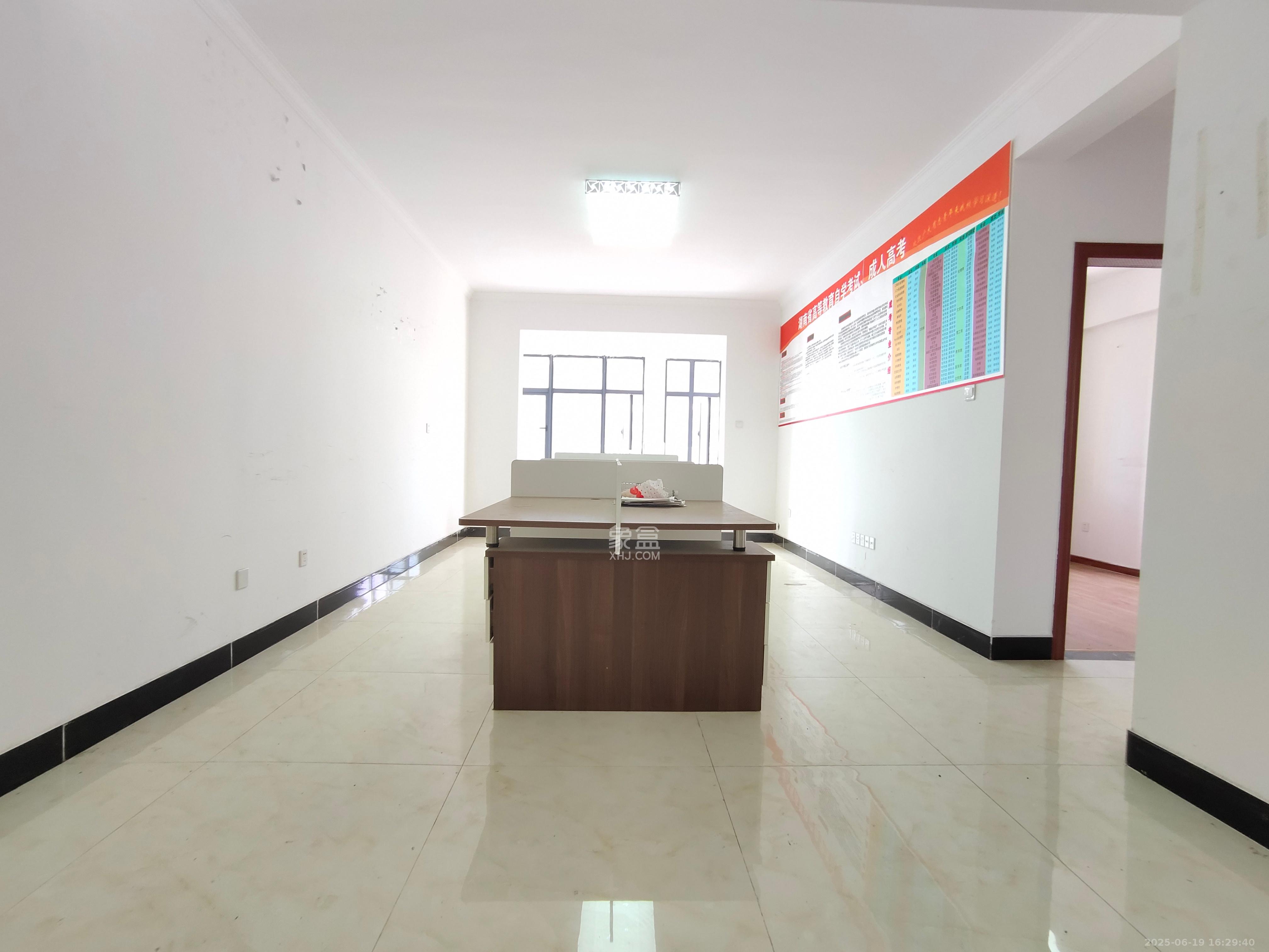 中南壹号院 3室2厅1卫 2300.0元/月 中南壹号院 3室2厅1卫 2300.0元/月室内图