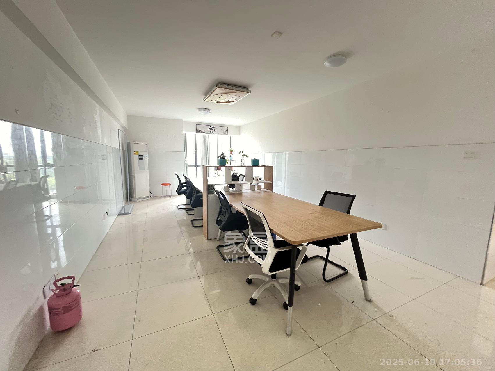 阳光100二期 3室2厅1卫 2600.0元/月 阳光100二期 3室2厅1卫 2600.0元/月室内图