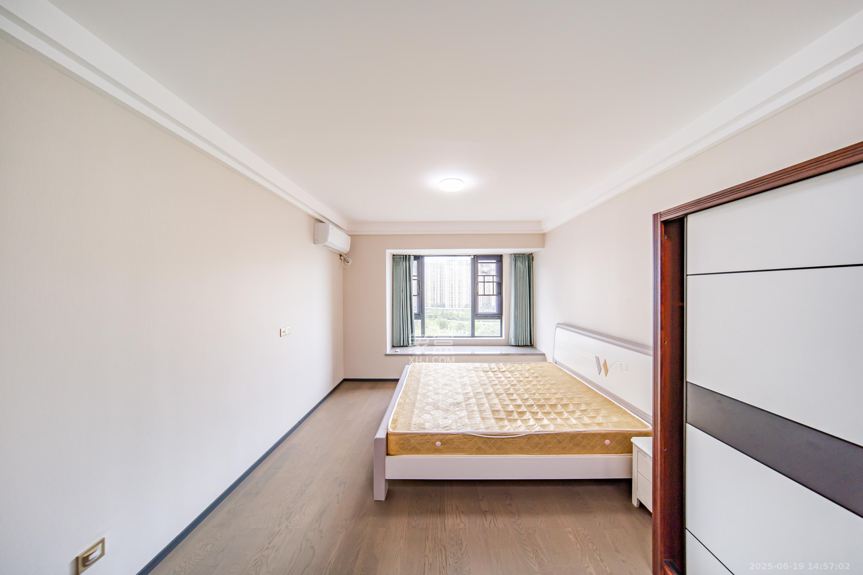 中海阅麓山一期  3室2厅2卫    125.0万卧室