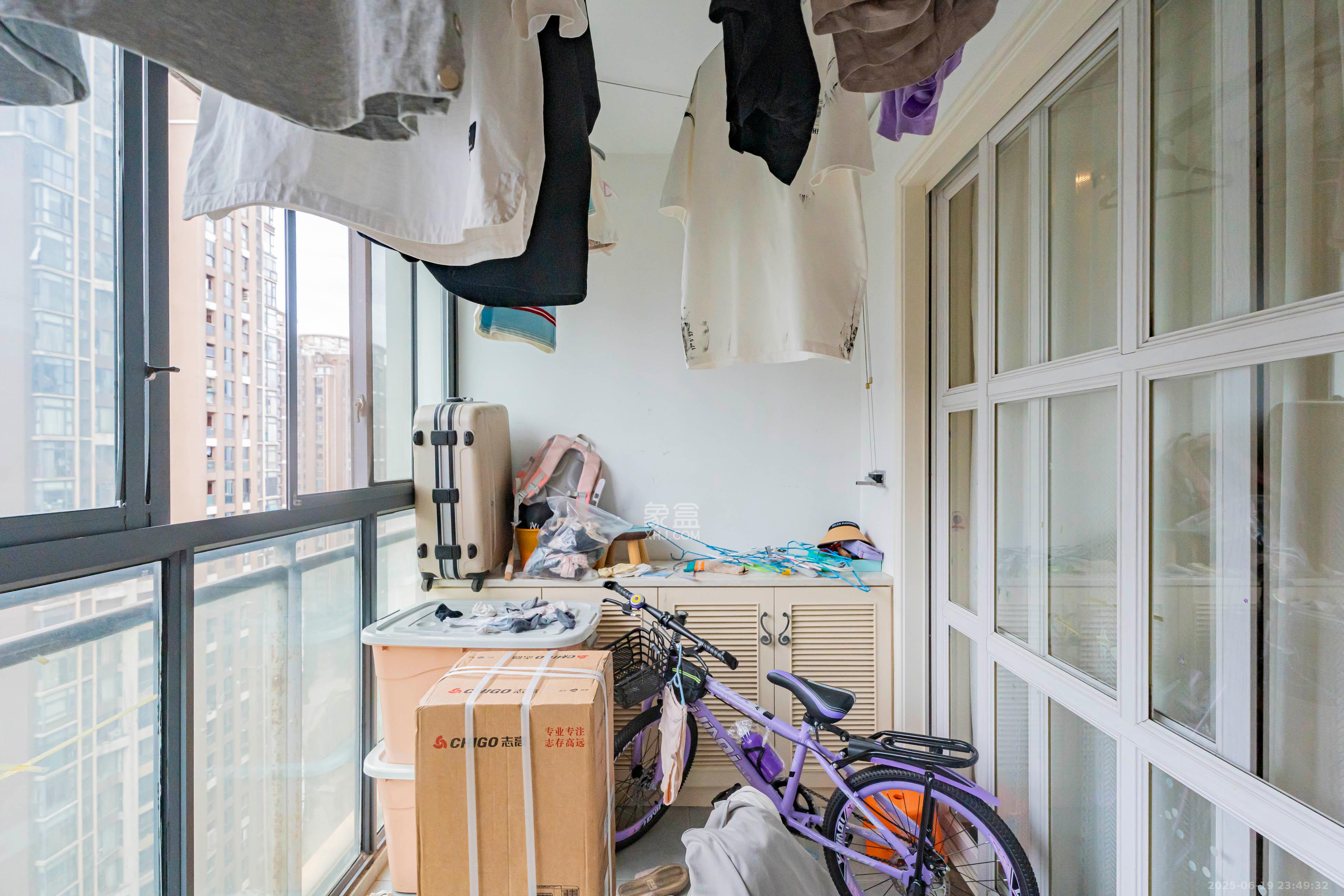 藏珑湖上国际花园 2室2厅1卫 85.0万 藏珑湖上国际花园 2室2厅1卫 85.0万阳台