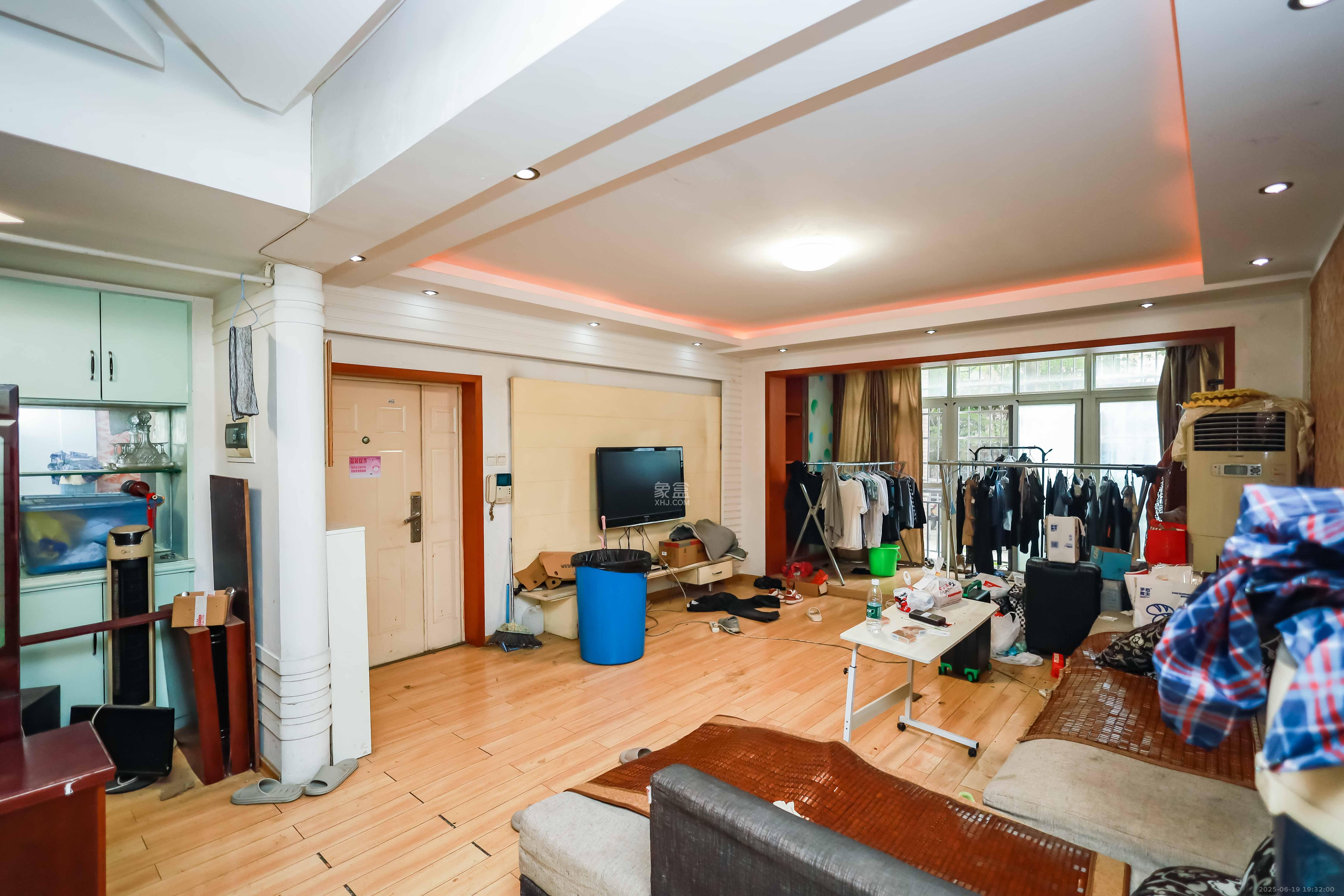 长房西郡 4室2厅2卫 126.8万 长房西郡 4室2厅2卫 126.8万客厅