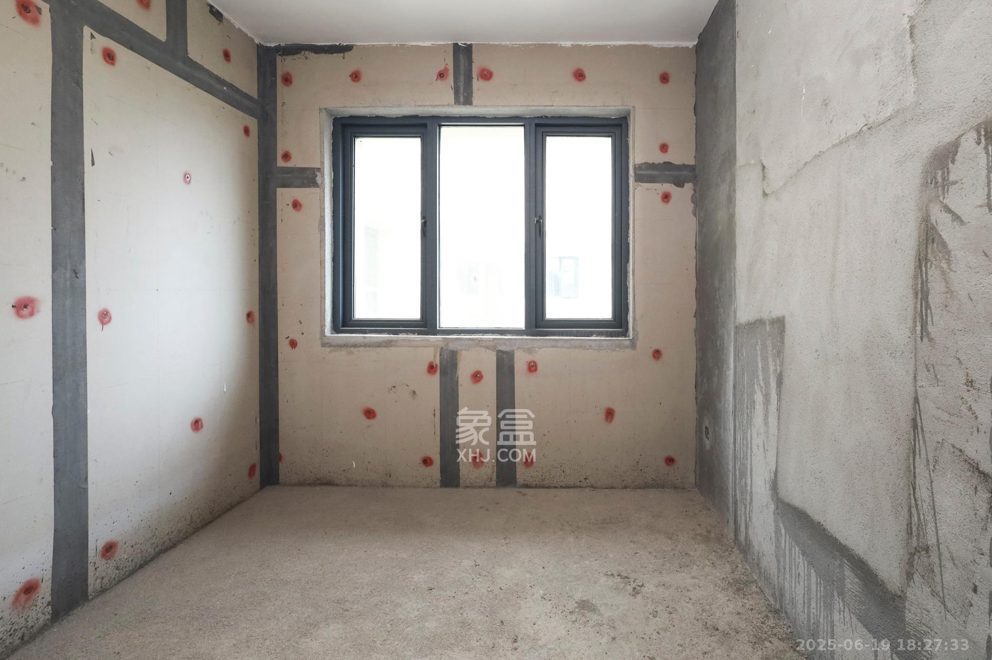 南璟滨江书苑 4室2厅1卫 36.50万 南璟滨江书苑 4室2厅1卫 36.50万卧室