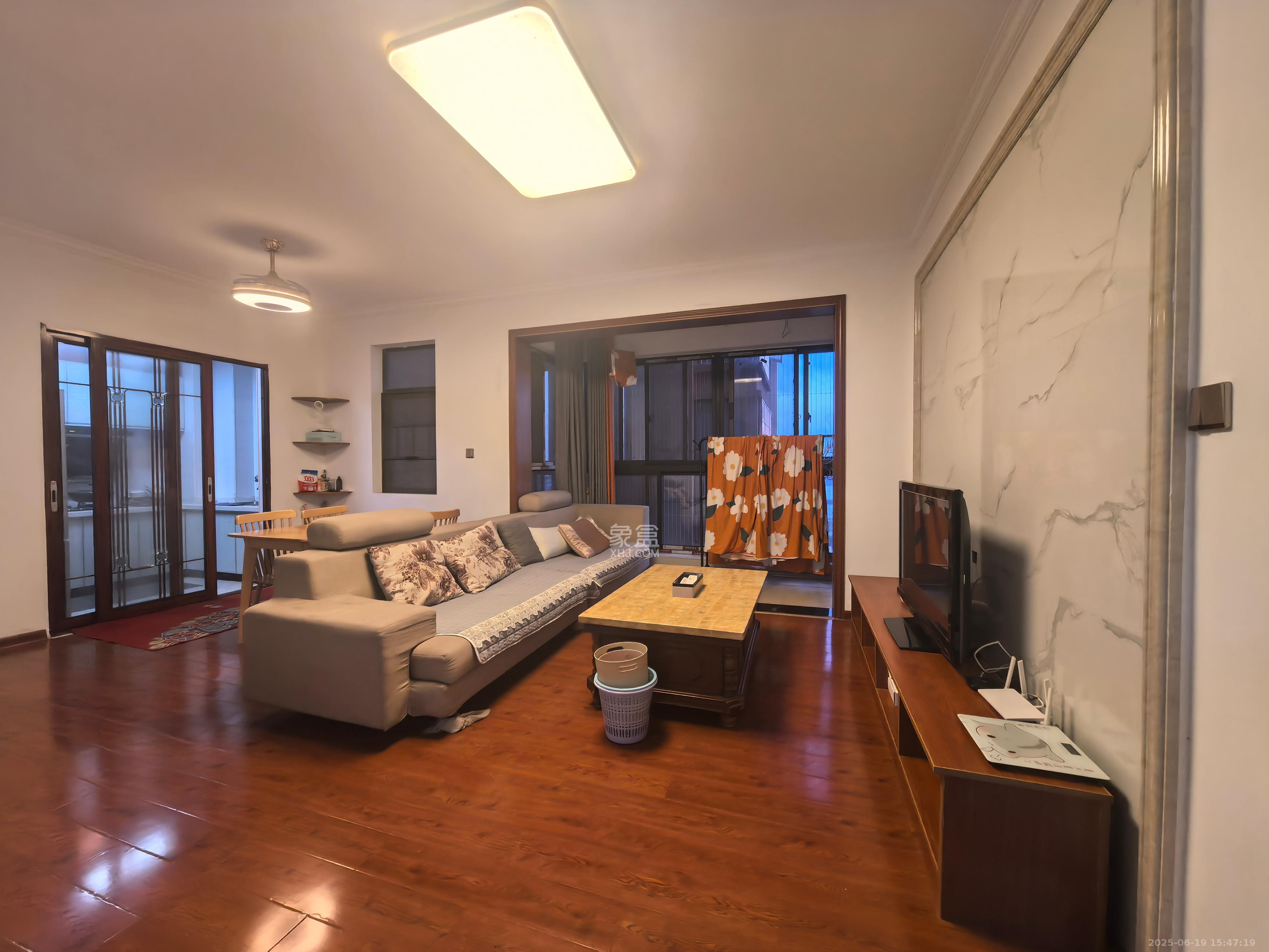 紫华郡 4室2厅2卫 2500.0元/月 紫华郡 4室2厅2卫 2500.0元/月室内图