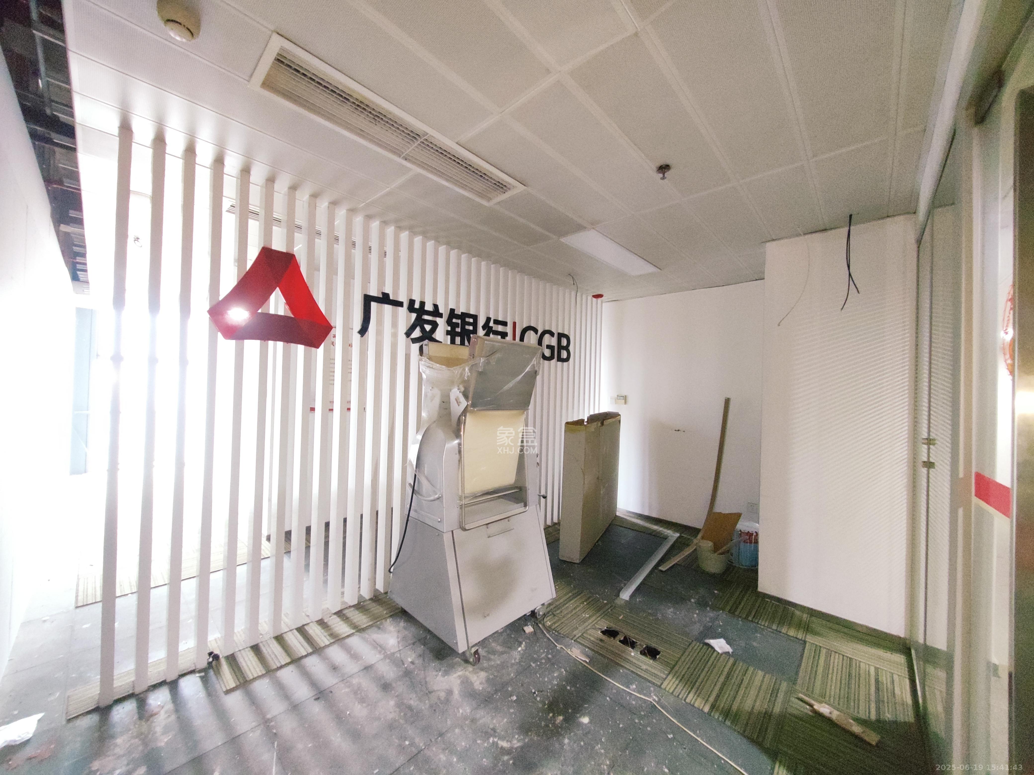 华尔街中心  1室0厅0卫   3200.00元/月