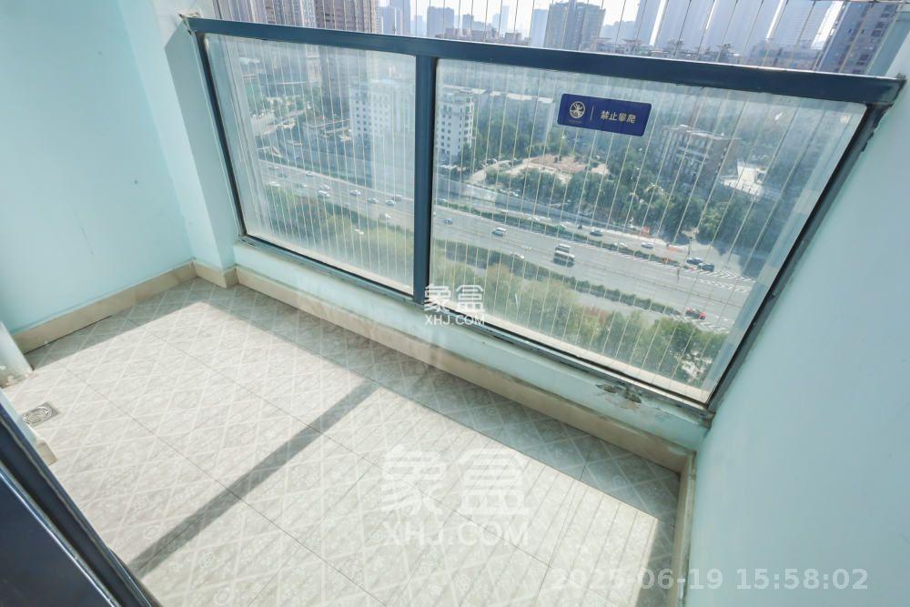 绿地中央广场  1室1厅1卫   1500.00元/月