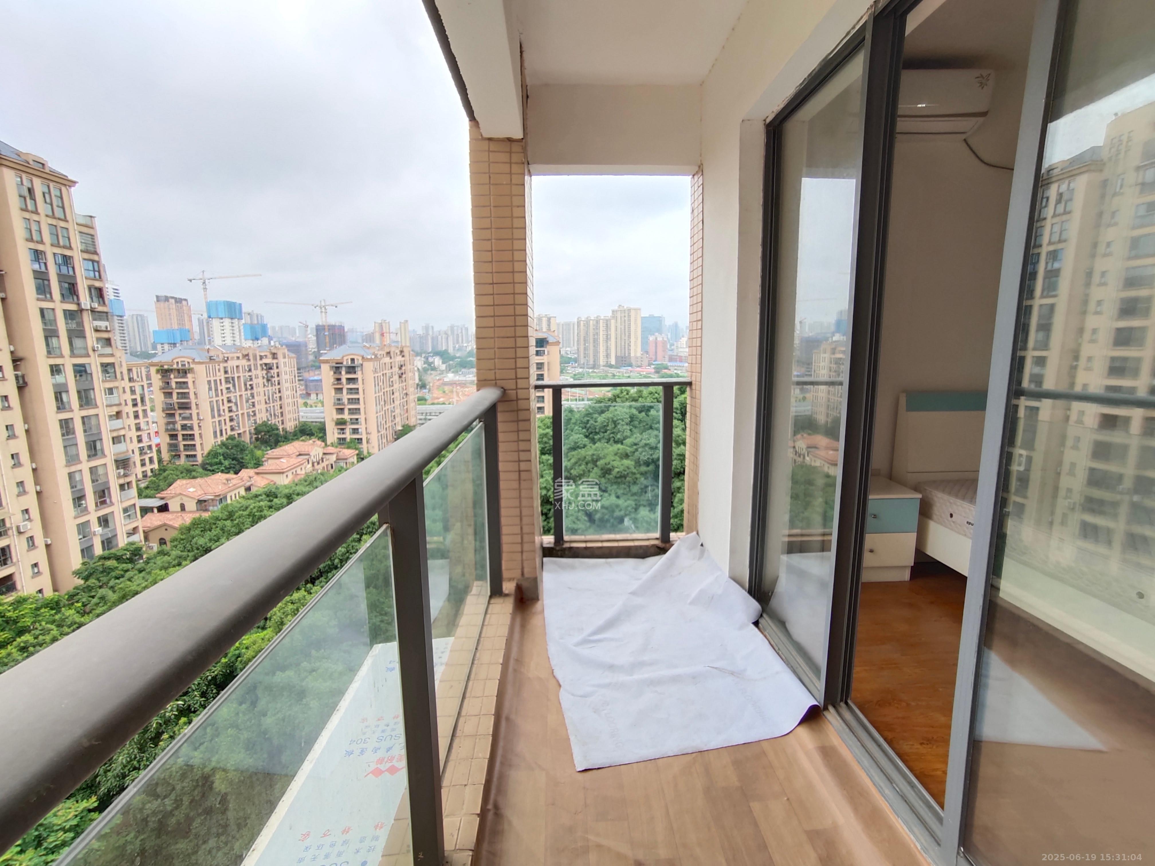 中城丽景香山园  3室2厅2卫    3400.0元/月室内图