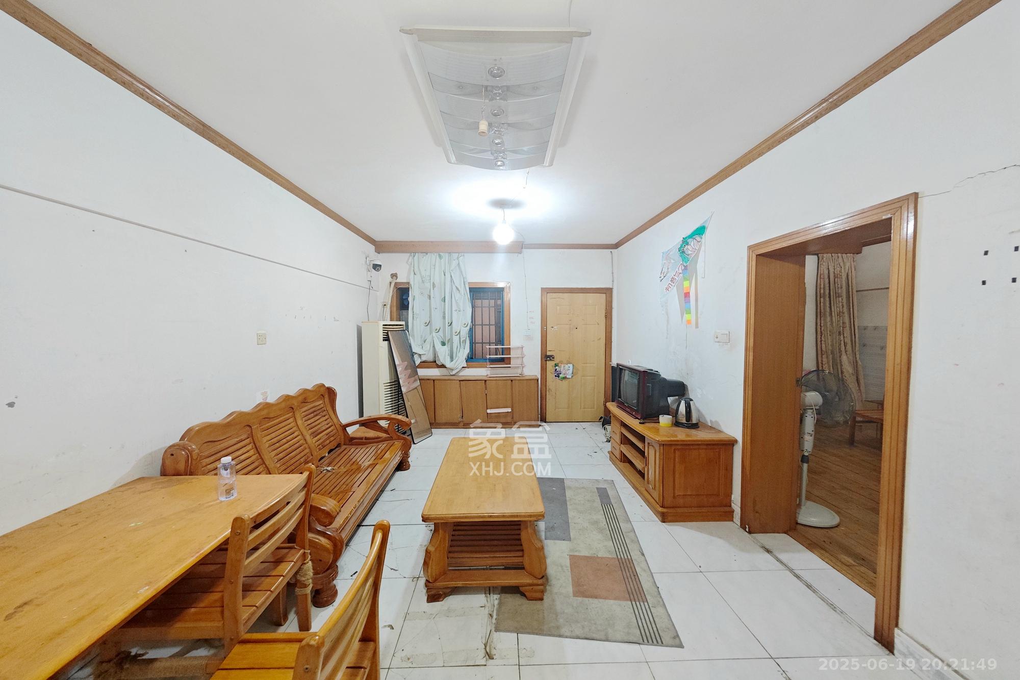 白沙啤酒公寓  2室2厅1卫   40.00万客厅