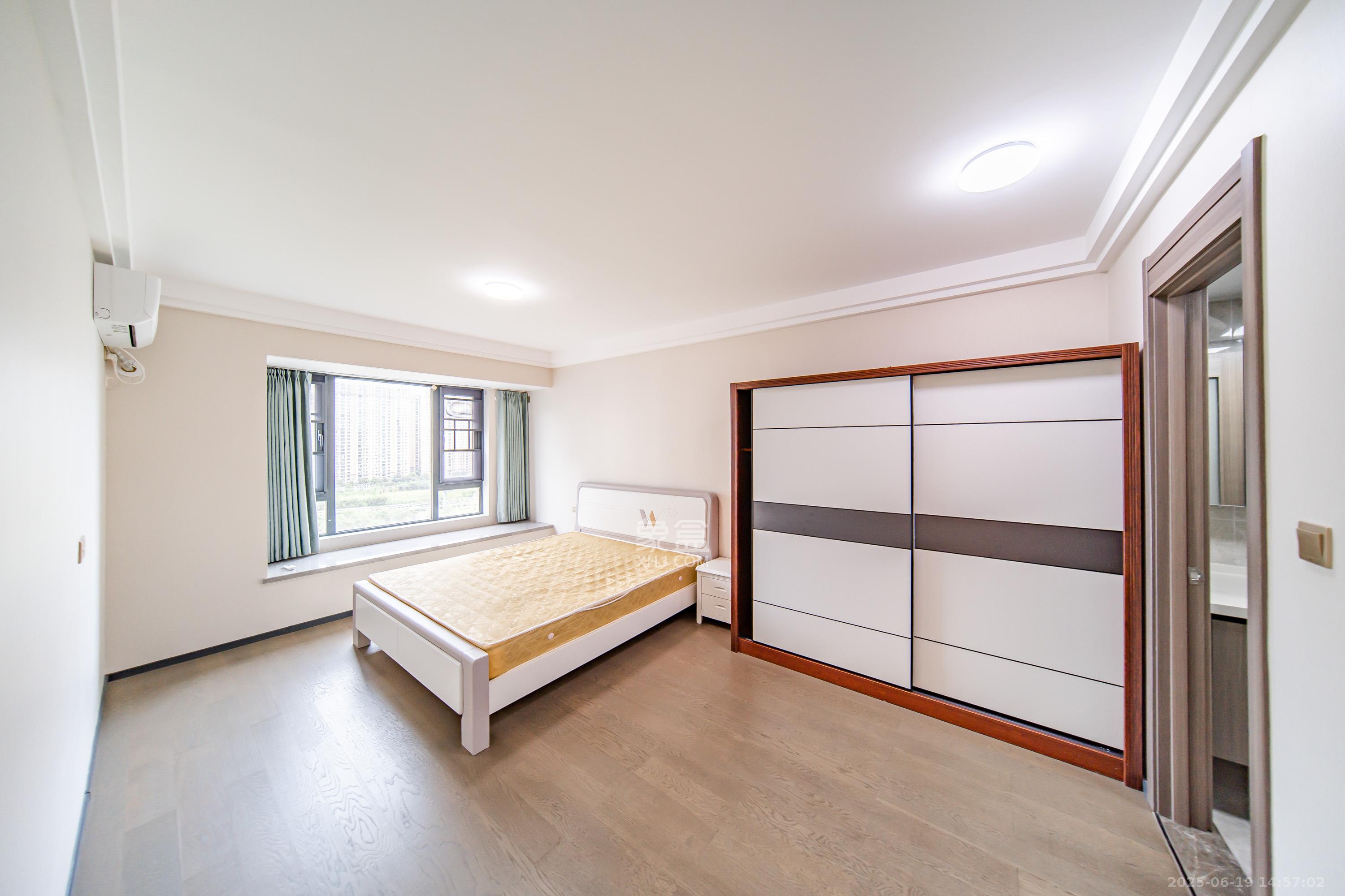 中海阅麓山一期  3室2厅2卫    125.0万卧室