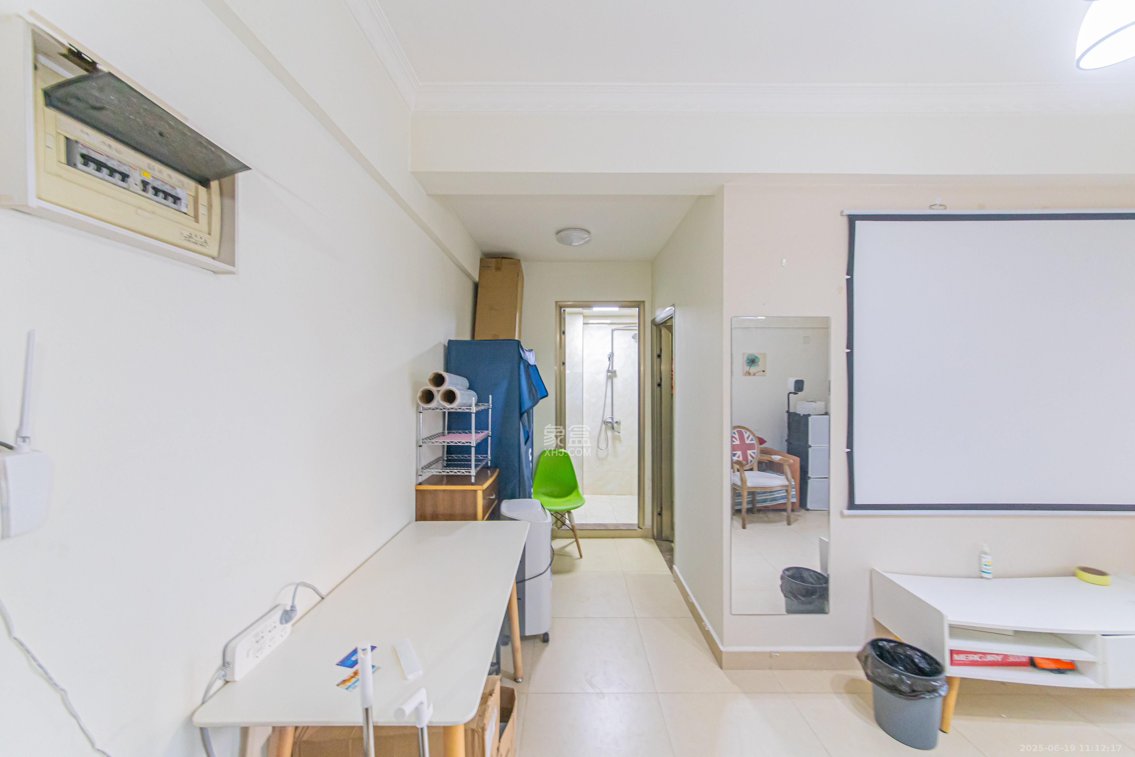 绿地公馆(绿地名邸) 1室1厅1卫 61.0万 绿地公馆(绿地名邸) 1室1厅1卫 61.0万客厅