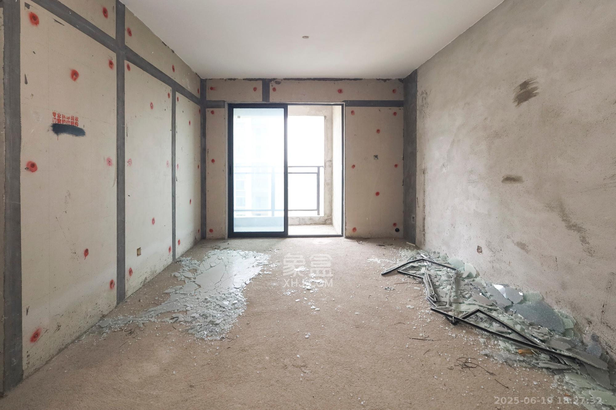 南璟滨江书苑 4室2厅1卫 36.50万 南璟滨江书苑 4室2厅1卫 36.50万客厅