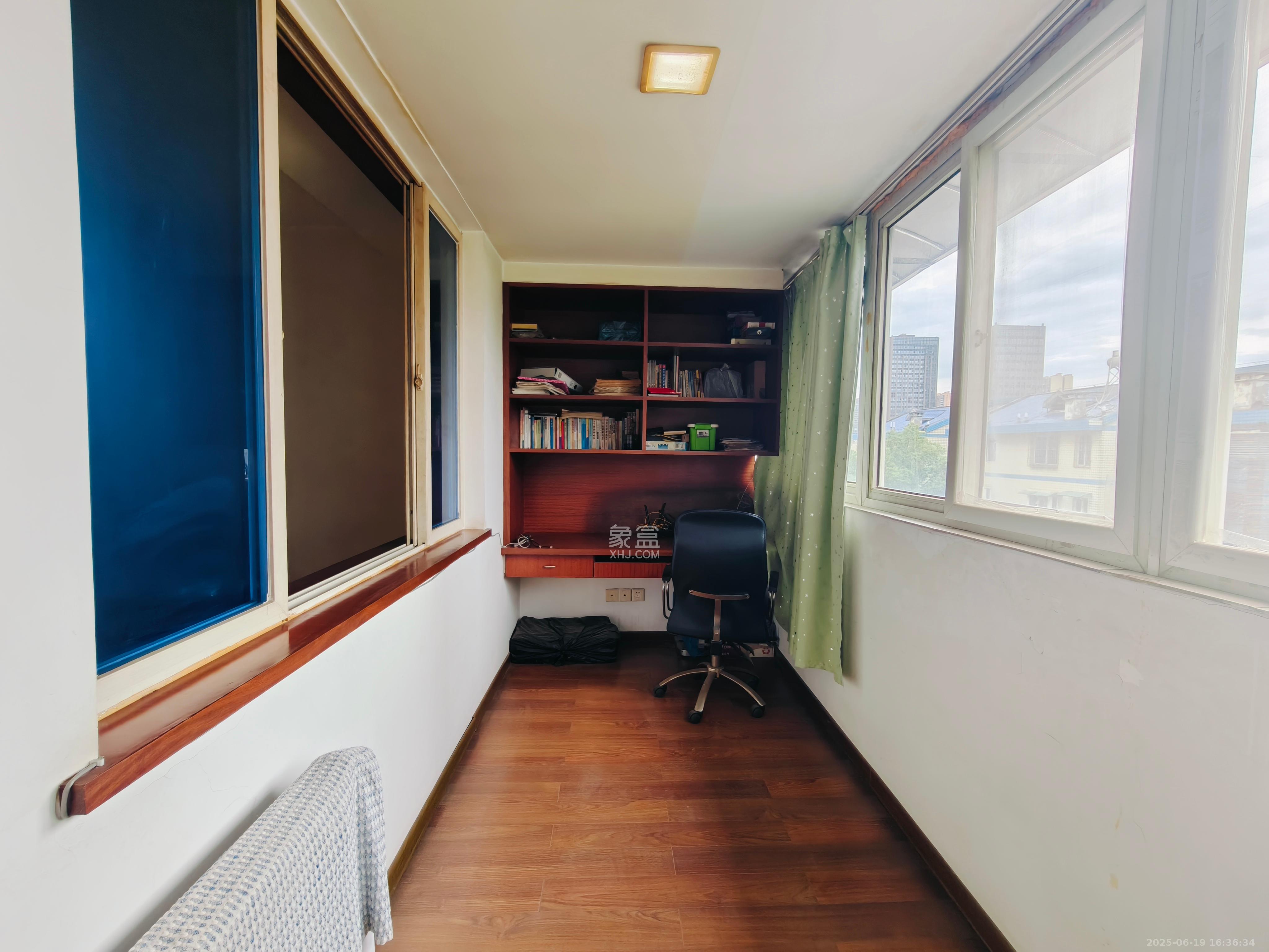 四方小区 4室2厅2卫 2400.0元/月 四方小区 4室2厅2卫 2400.0元/月室内图